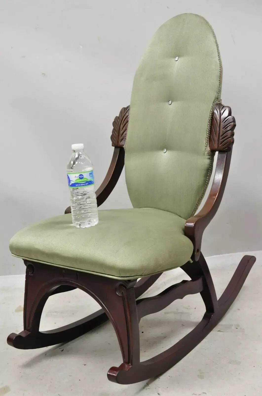 Sedia a dondolo vintage per bambini di piccole dimensioni in legno di ciliegio Greene & Greene. L'articolo presentato è di dimensioni ridotte, con struttura in legno massiccio, bellissime venature del legno, grande stile e forma. Circa metà del XX