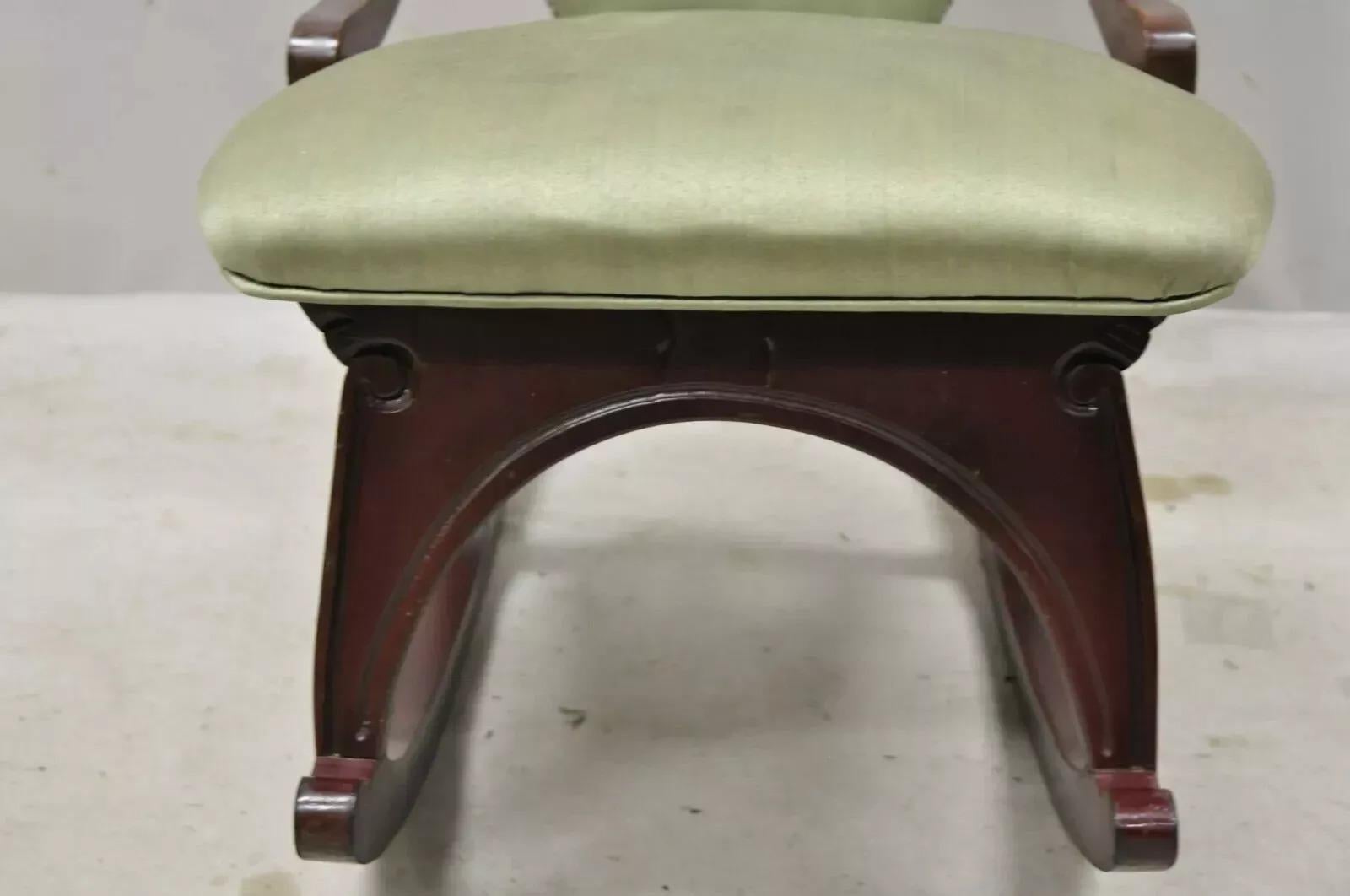 Sedia a dondolo vintage per bambini di piccole dimensioni in legno di ciliegio Greene & Greene in vendita 1