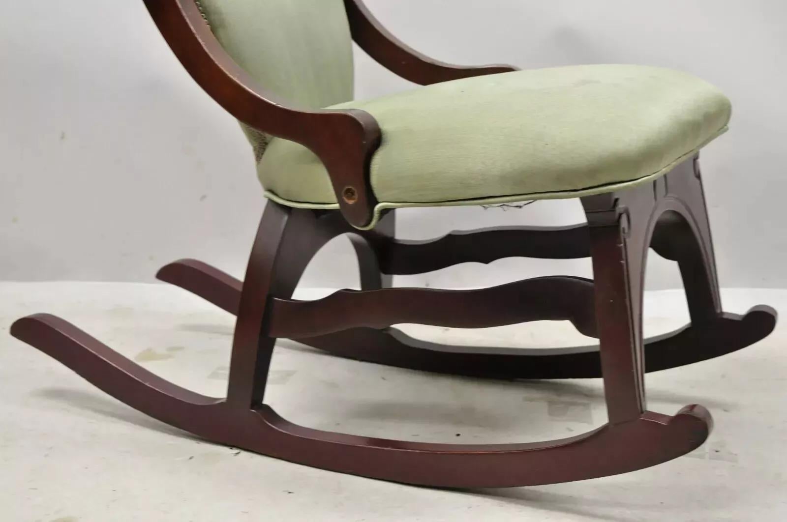 Sedia a dondolo vintage per bambini di piccole dimensioni in legno di ciliegio Greene & Greene in vendita 2
