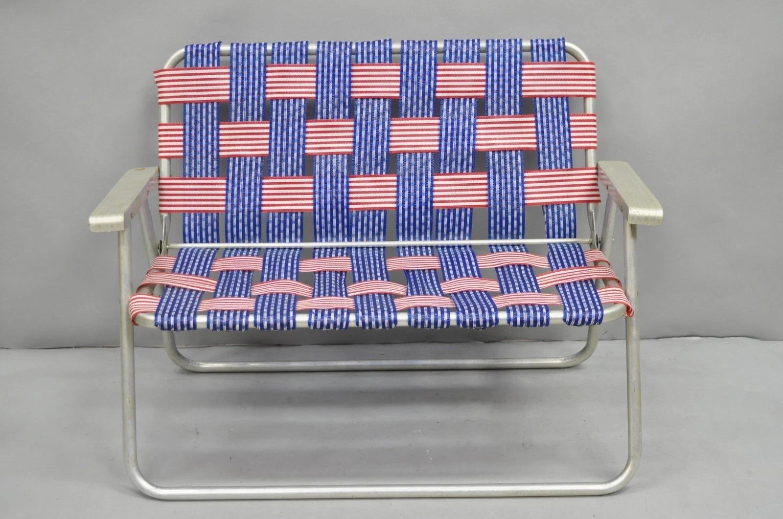 Vintage Childs Größe amerikanische Flagge Gurtband Folding Aluminium Rasen Stuhl Loveseat (Moderne der Mitte des Jahrhunderts) im Angebot