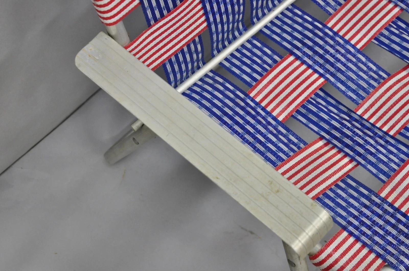 Vintage Childs Größe amerikanische Flagge Gurtband Folding Aluminium Rasen Stuhl Loveseat (20. Jahrhundert) im Angebot