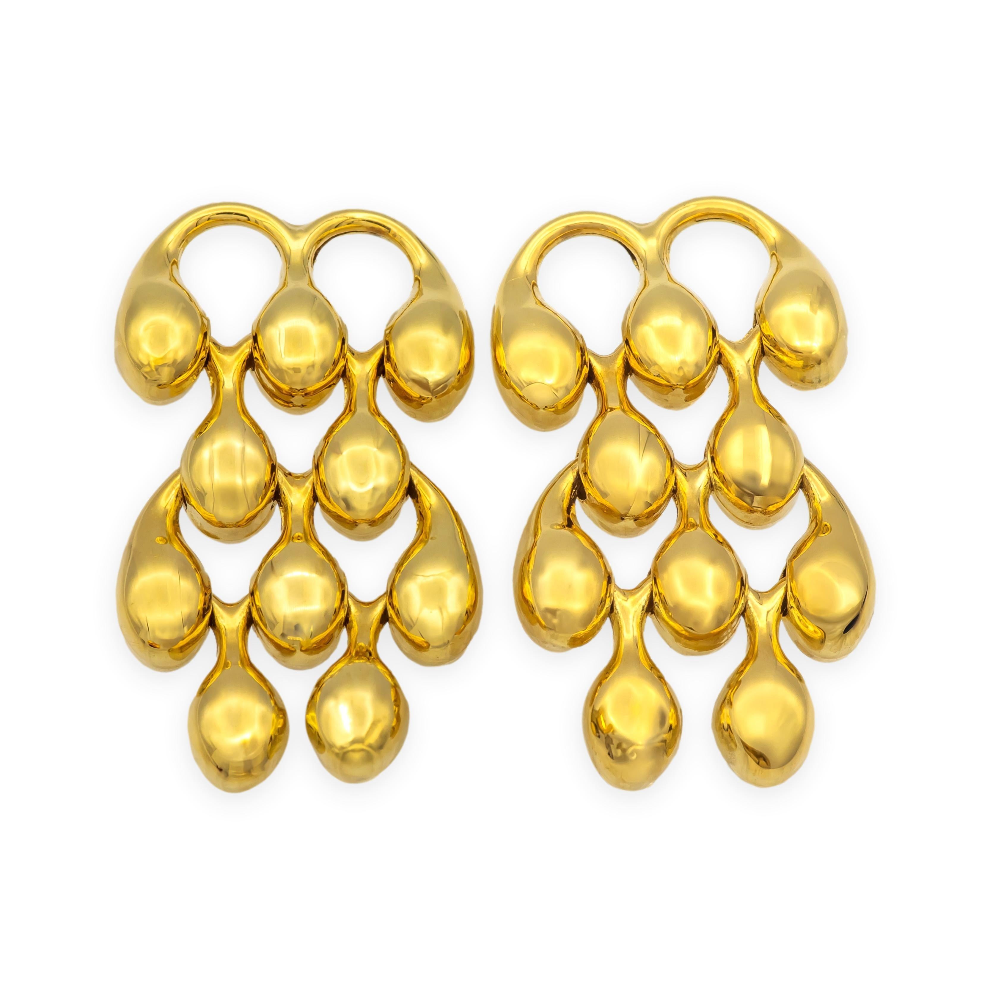 Fabricados en Italia por CHIMENTO, estos pendientes estilo araña están hechos de oro amarillo de 18 quilates muy pulido, con una elegante cascada de gotas en forma de lágrima. El diseño articulado permite un movimiento sutil y refleja la luz