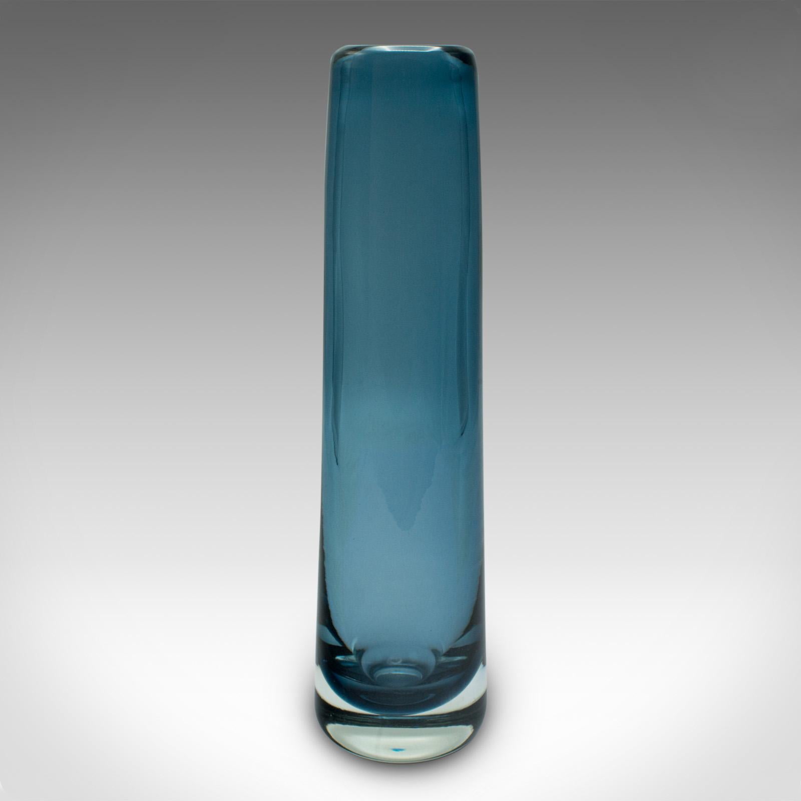 
Il s'agit d'un vase à fleurs de cheminée vintage. Un manchon décoratif scandinave en verre d'art, datant de la fin du 20e siècle, vers 1970.

Charmant verre scandinave avec une forme de cheminée distinctive
Présente une patine d'ancienneté