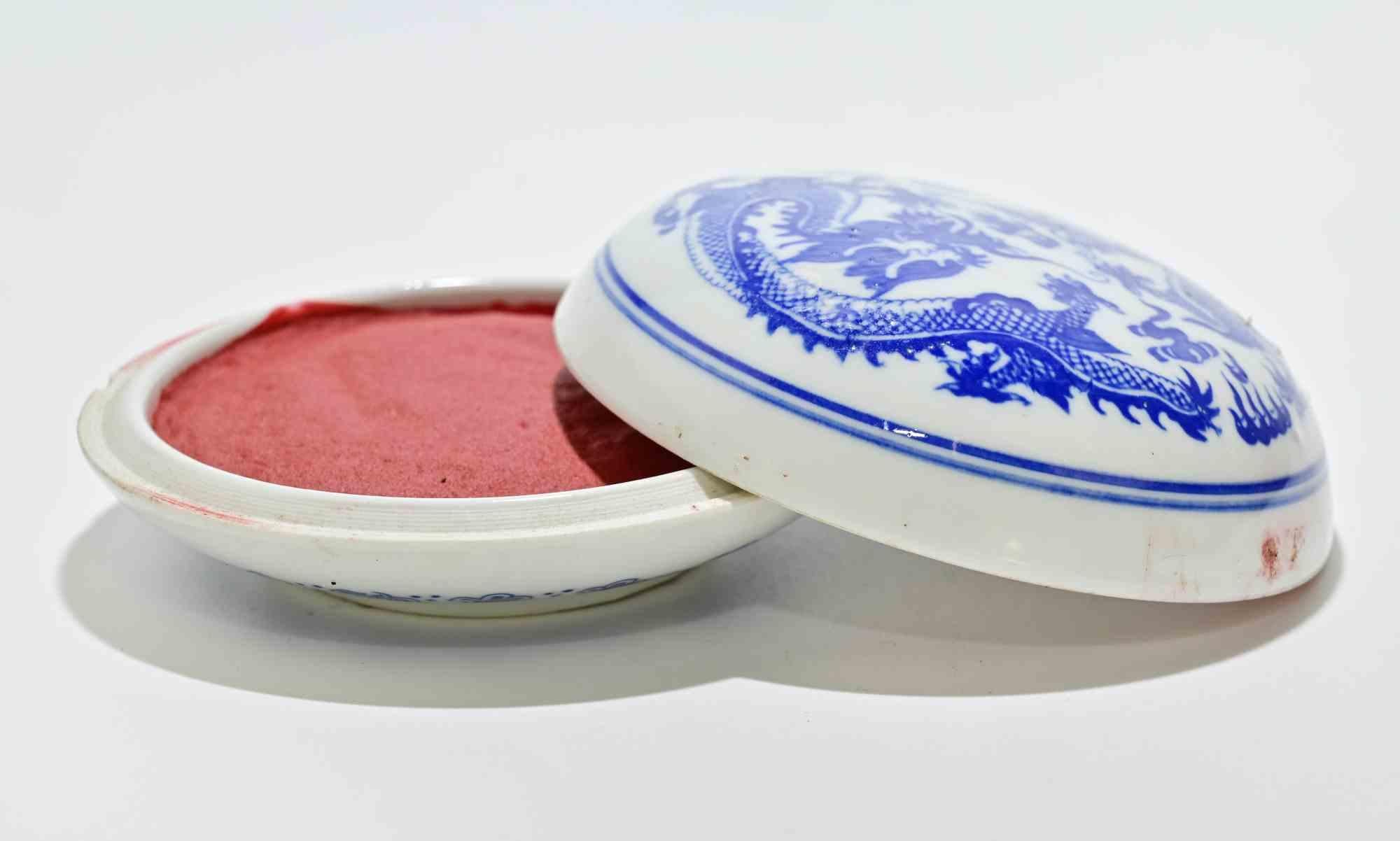 Caja de tinta de porcelana china vintage, realizada a mediados del siglo XX.

Incluye una caja fuerte de cartón.

Muy buen estado.