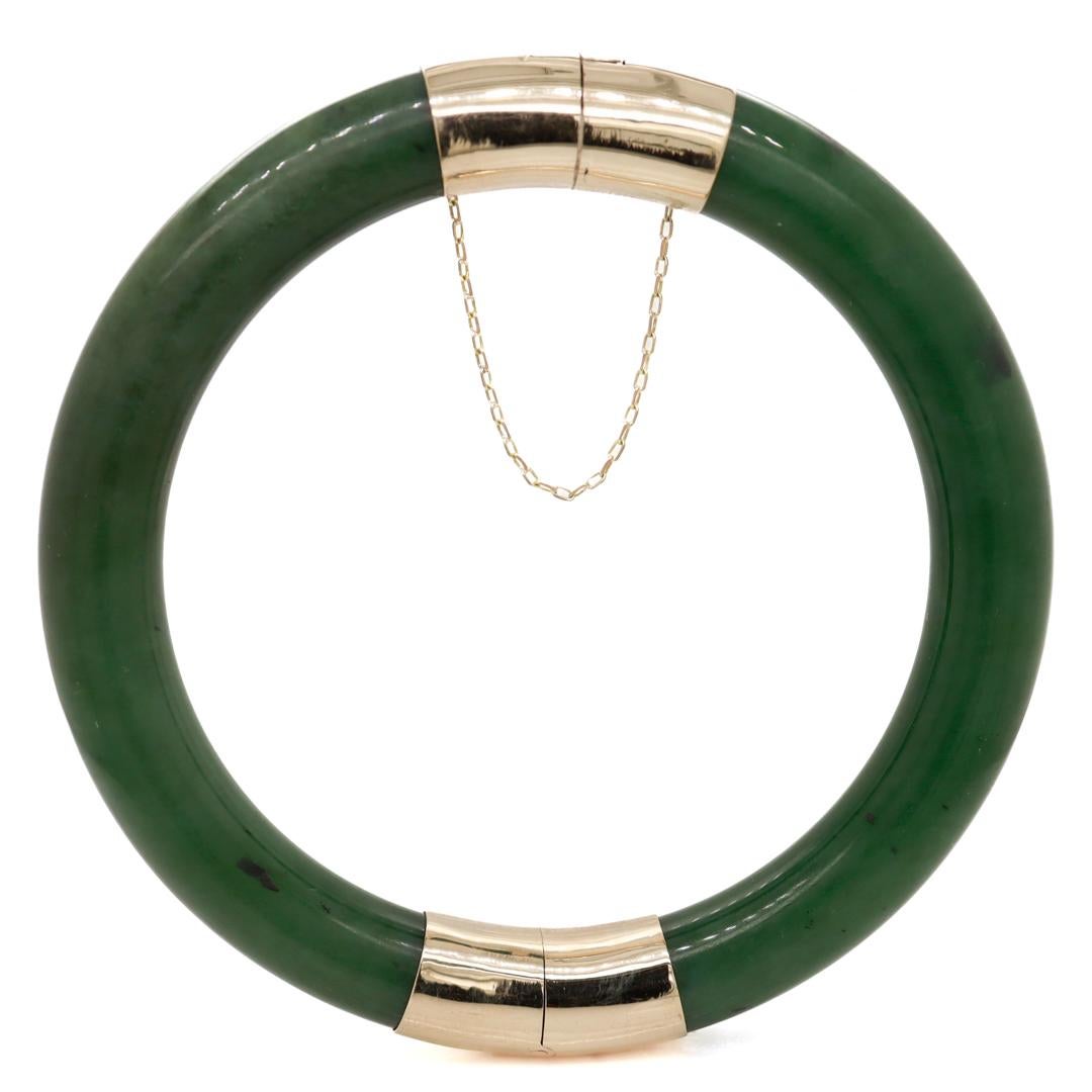 Taille ronde Bracelet jonc chinois vintage en or 14 carats et jade sculpté en vente