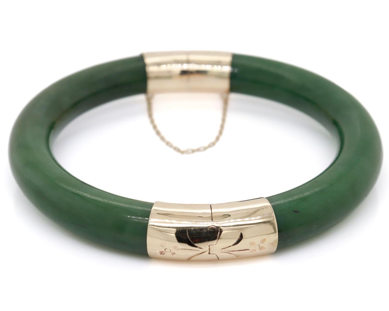 Round Cut Vintage Chinese 14K Gold & Carved Jade Bangle Bracelet For Sale
