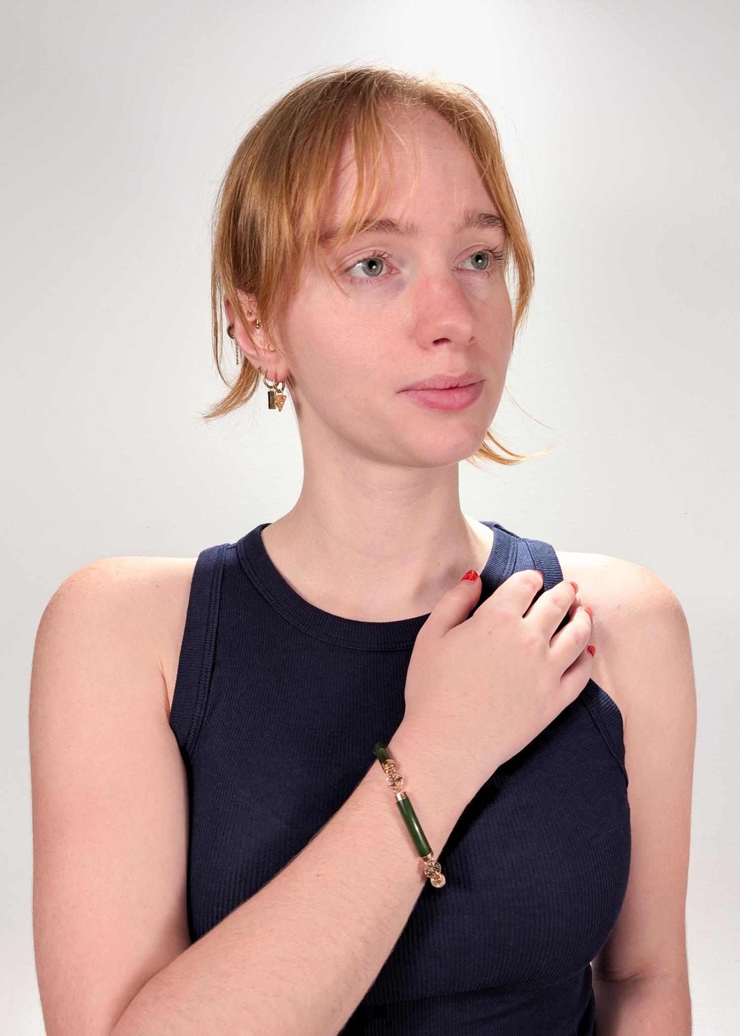 A fine Chinese gold & jade bracelet.

In 14k yellow gold and green jade (nephrite).

From 