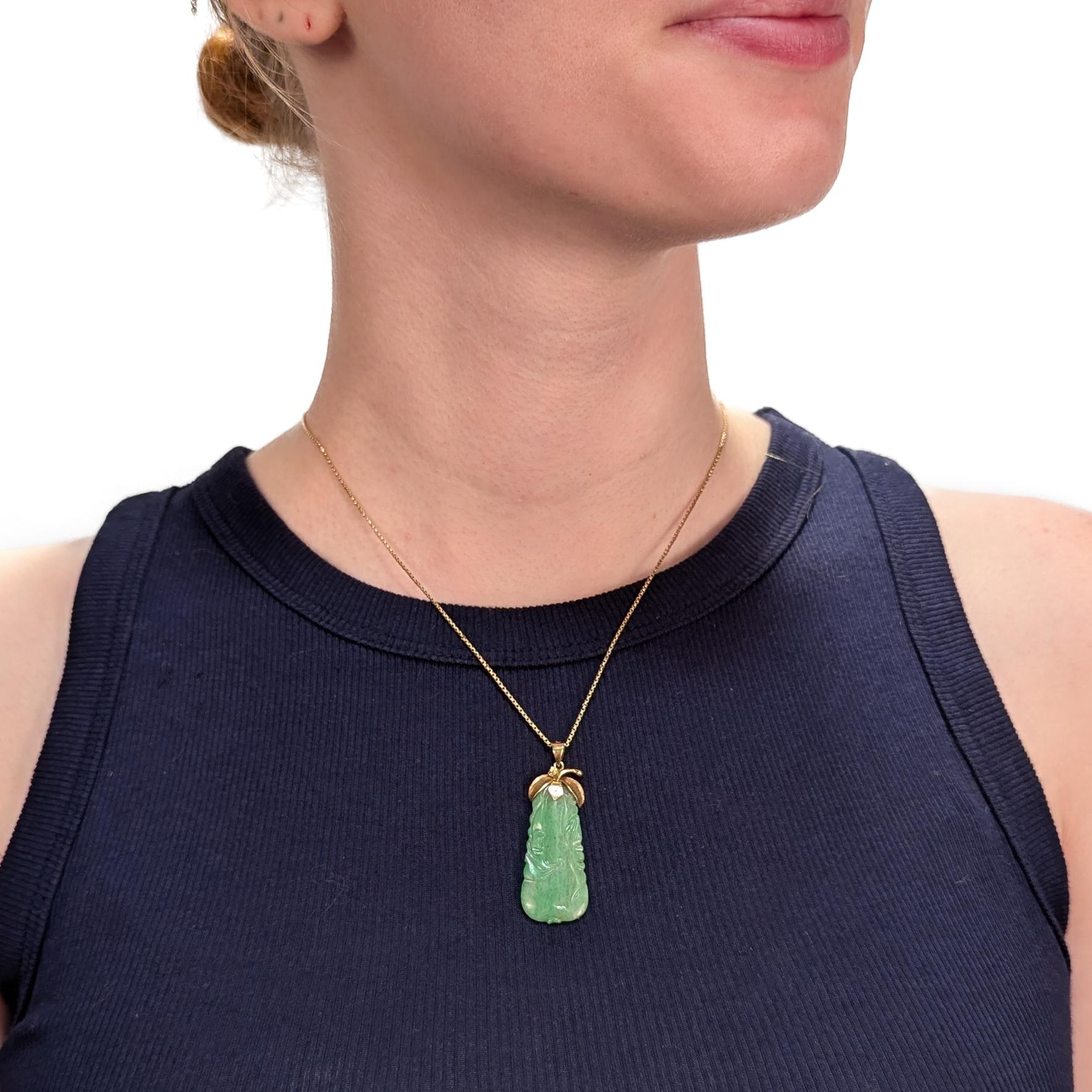 A fine antique Chinese gold & jade pendant

In 14 karat yellow gold. 

In the form of a plum or squash. With florentine finsihed gold figural foliage and stem.

With an integral bail and jump ring.

Simply a wonderful piece of Chinese