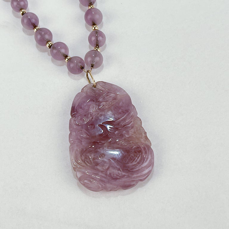 Collier pendentif chinois vintage en or 14 carats et perles de jade violet  - En vente sur 1stDibs