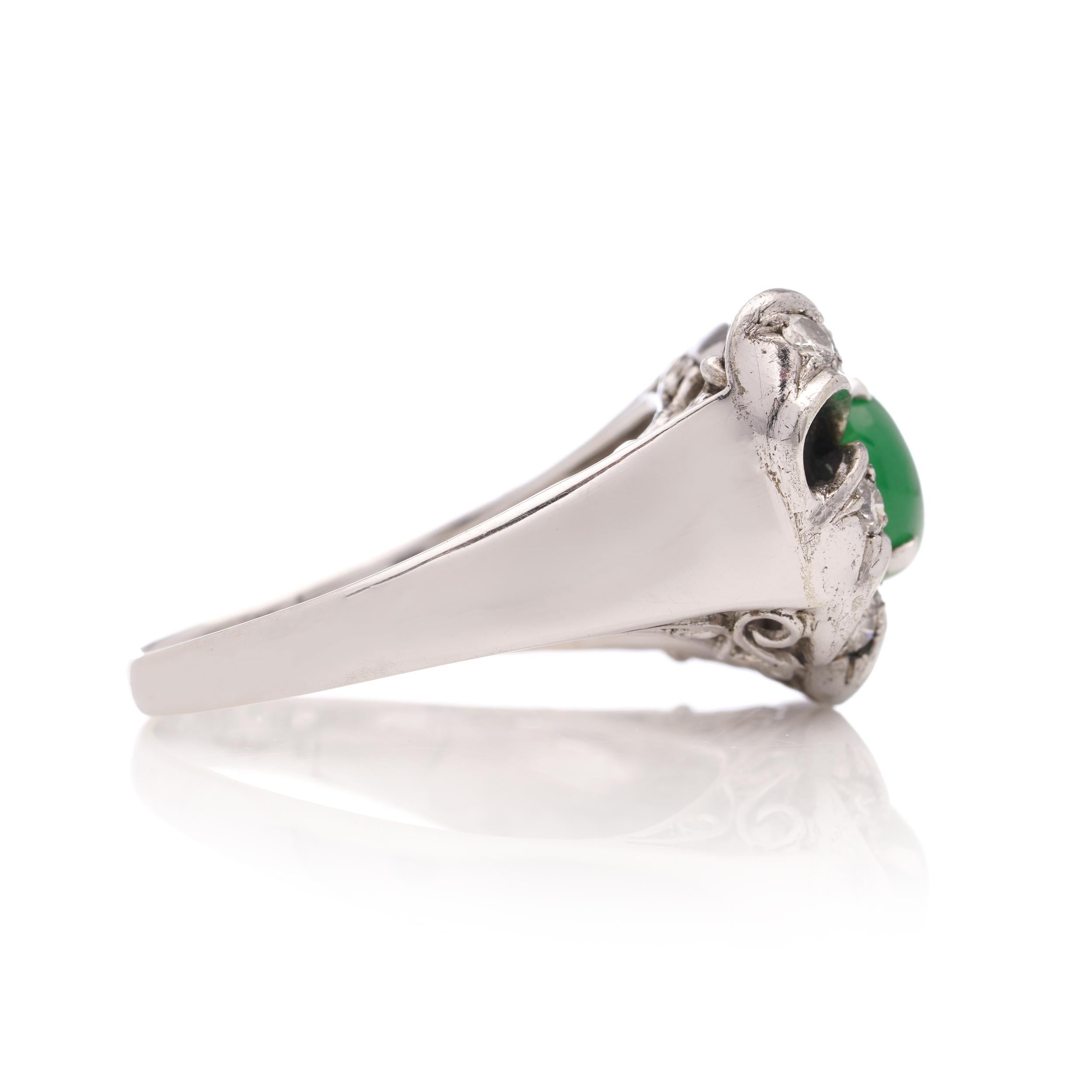 Vintage Chinese 18kt. white gold oval cabochon jade and diamond ladies' ring In Good Condition For Sale In Braintree, GB