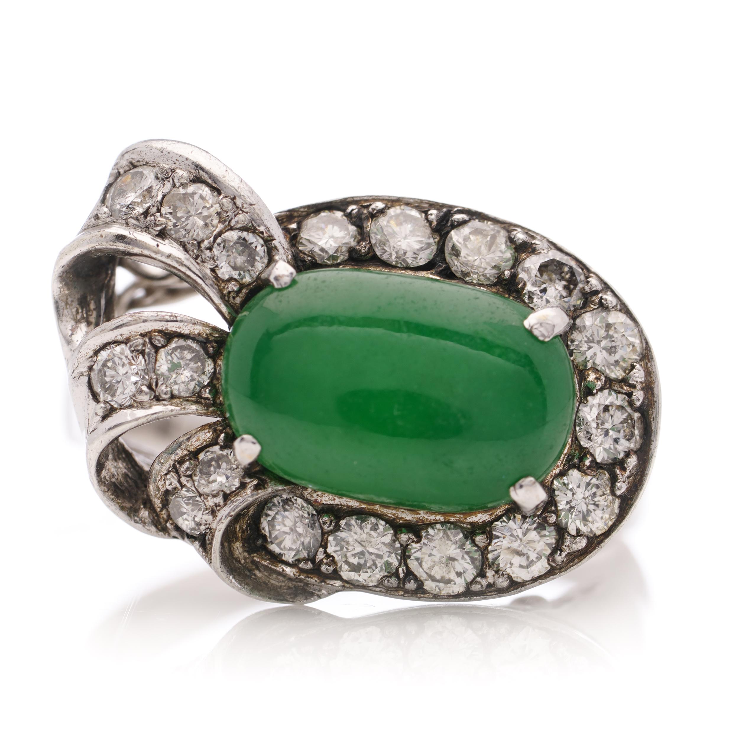Vintage Chinese 18kt. white gold oval cabochon jade and diamond ladies' ring For Sale 3