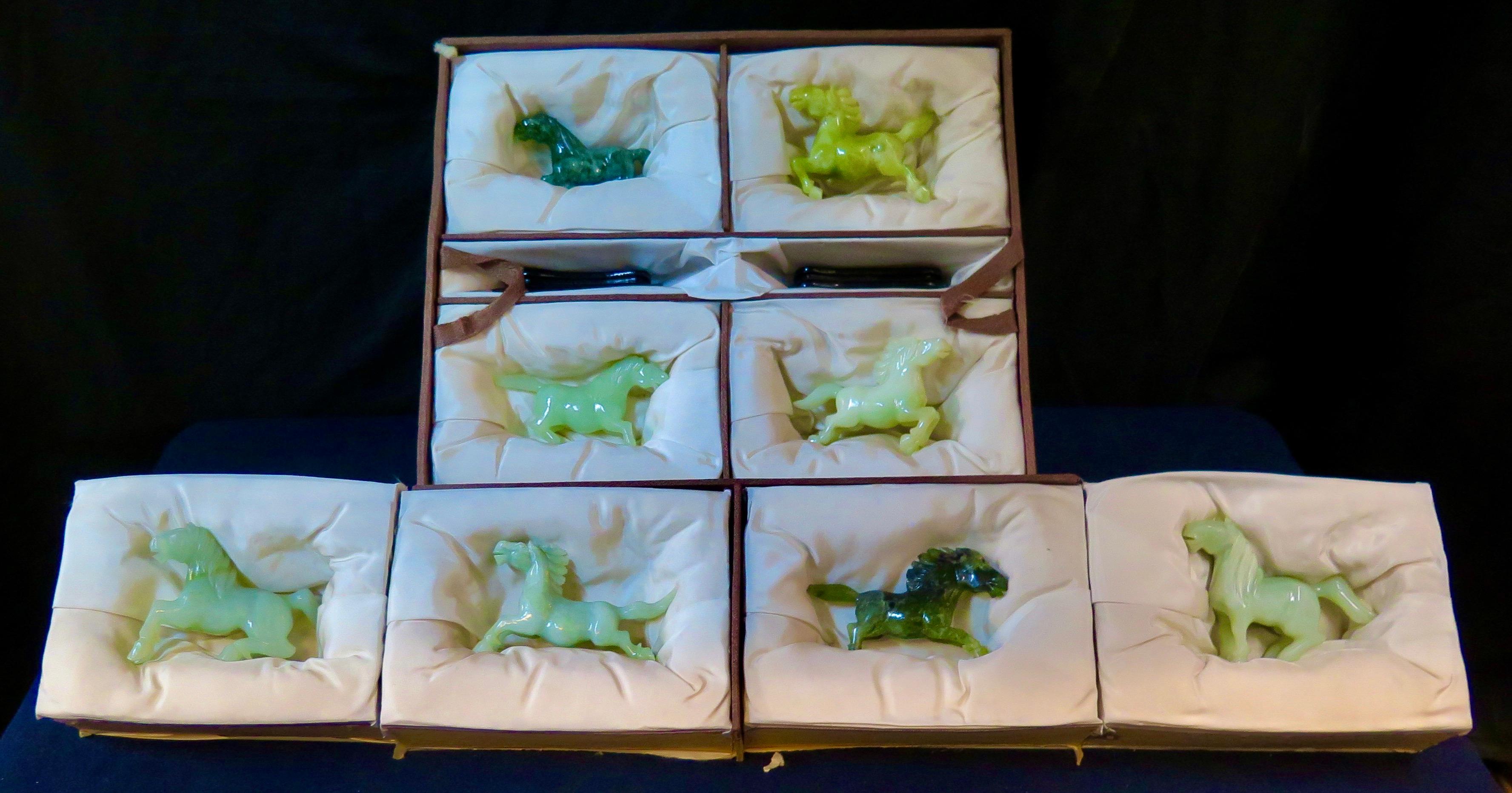 Boîte de collection chinoise vintage en jade des années 1920, lot de huit Stallions en jade en vente 6