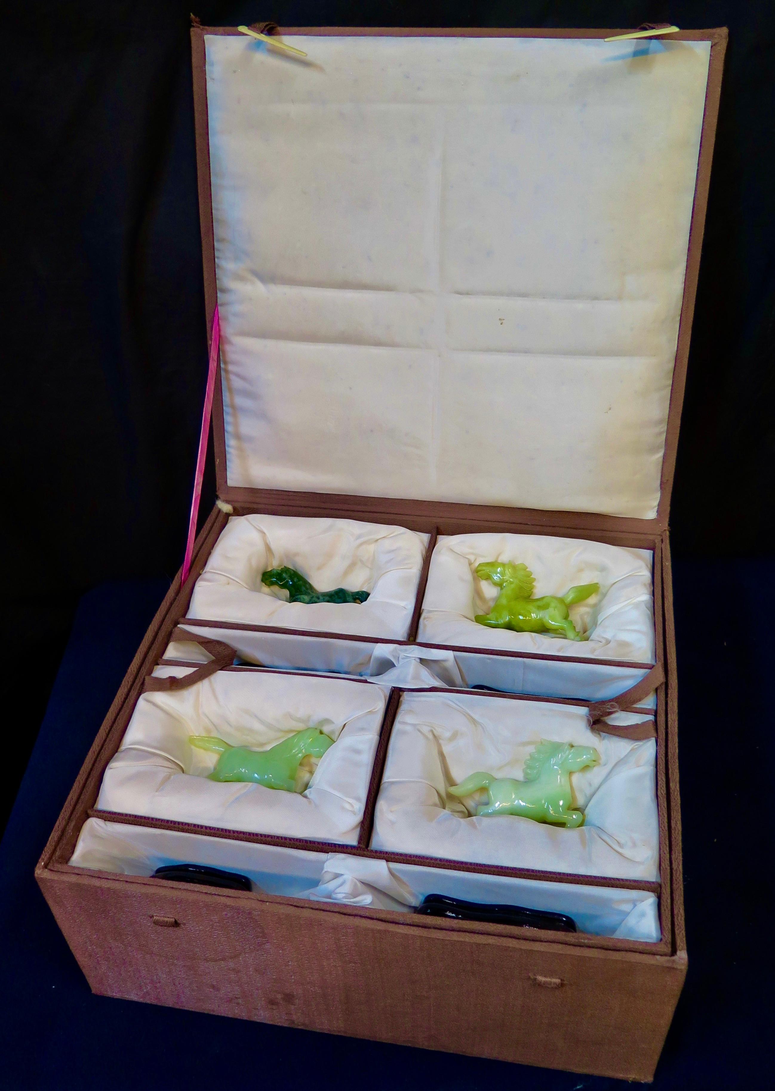 Boîte de collection chinoise vintage en jade des années 1920, lot de huit Stallions en jade en vente 7