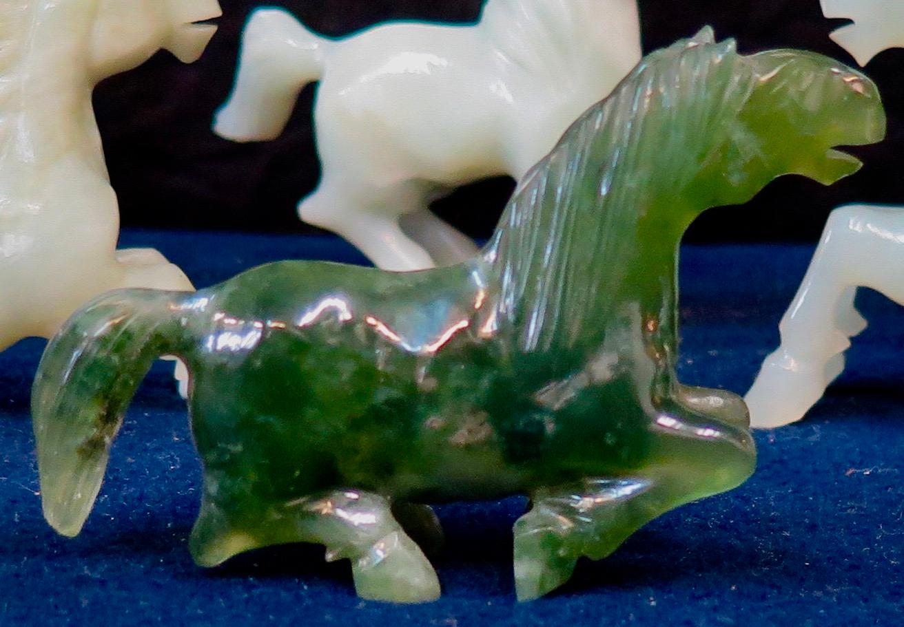 Cet ensemble vintage d'étalons chinois en jade sculptés à la main date des années 1920 et est présenté dans sa boîte d'origine. Chaque étalon de jade individuel a été conservé dans sa propre pochette de coussin en soie. Il y a quatre poches de ce