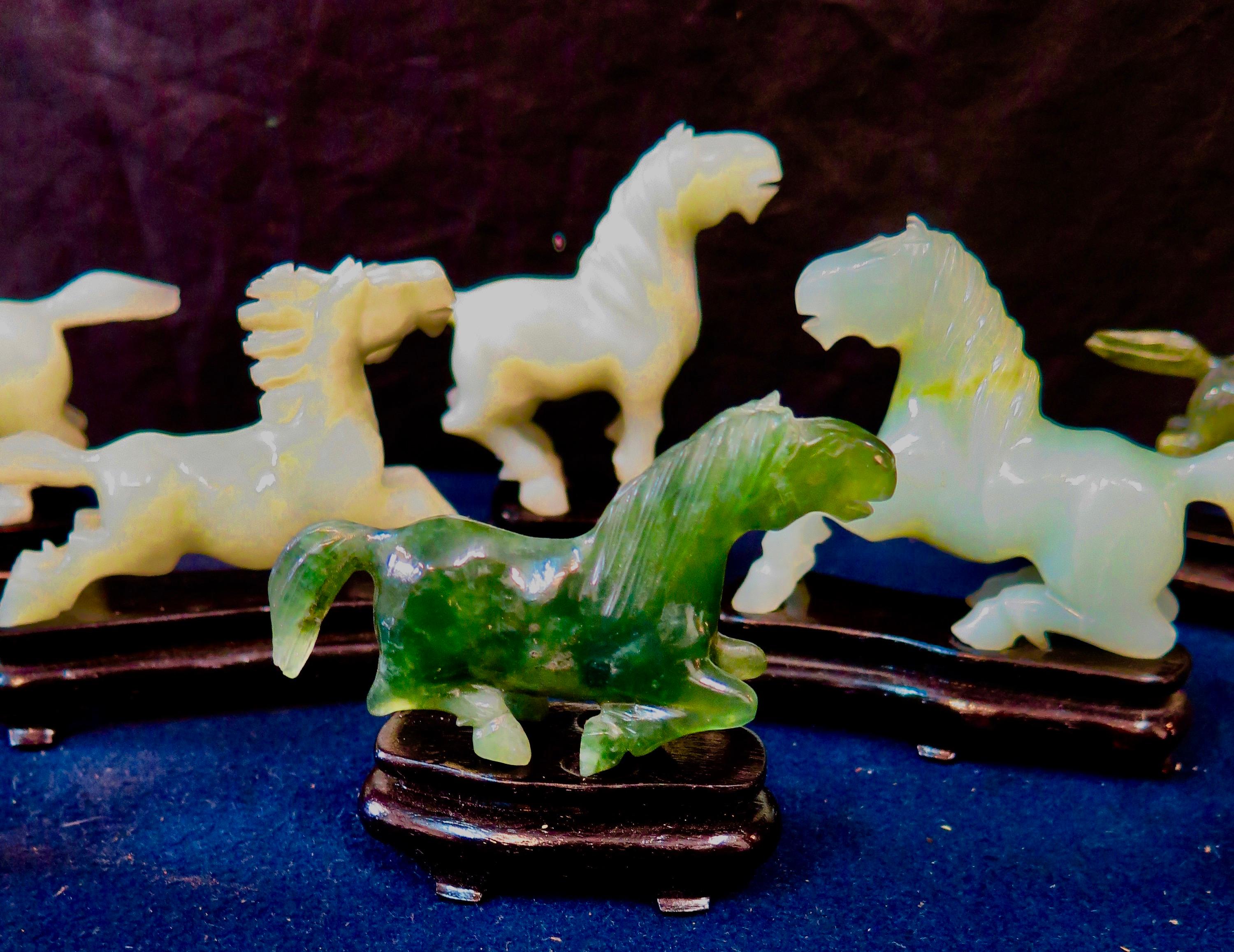 Sculpté Boîte de collection chinoise vintage en jade des années 1920, lot de huit Stallions en jade en vente