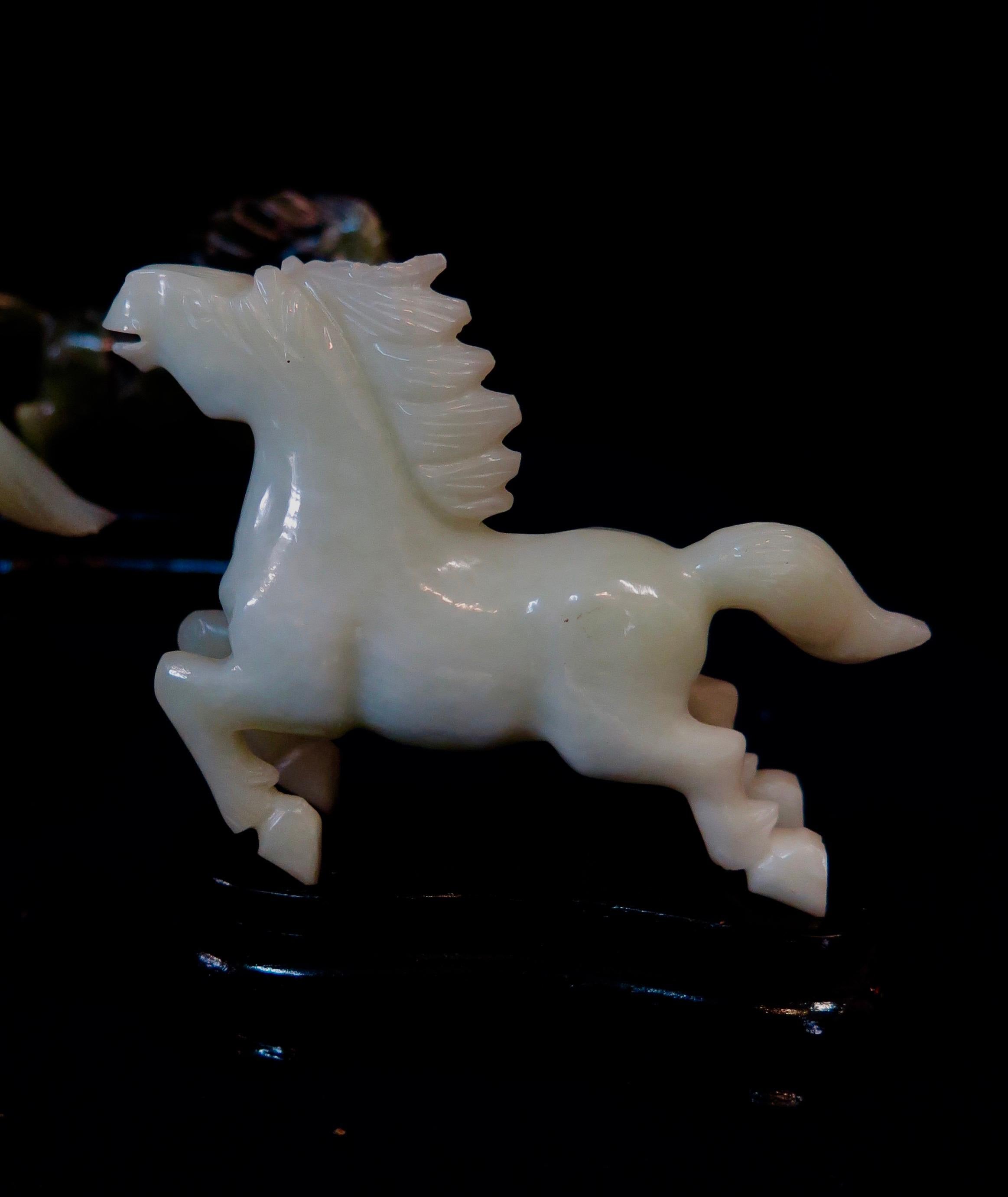 Début du 20ème siècle Boîte de collection chinoise vintage en jade des années 1920, lot de huit Stallions en jade en vente