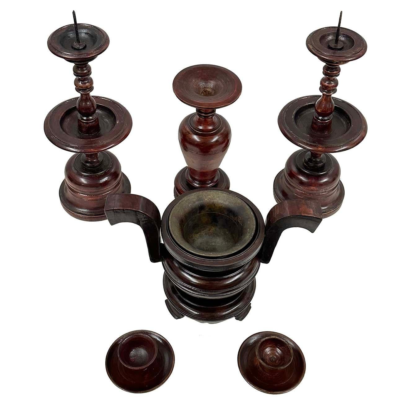 There wooden offerings set are in rituals such as worshiping the altar, practicing alchemy, and giving food. The method is to offer of sacrifices, namely incense, flowers, lamps, water, and fruits, etc on the altar. The Taoist priest said: If the