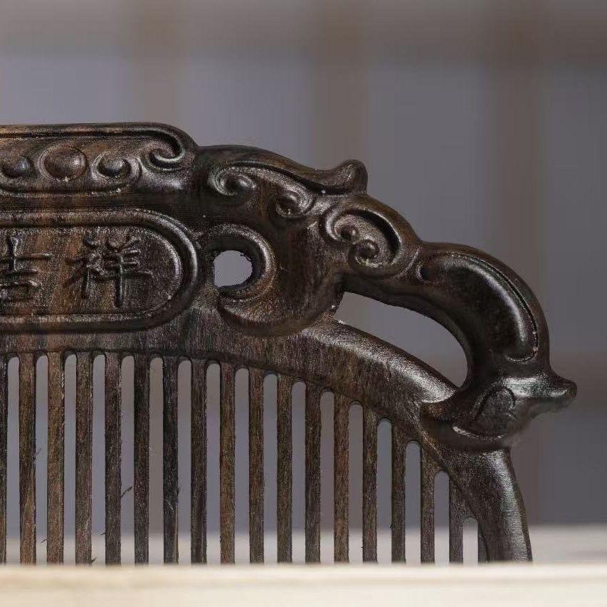 20ième siècle Peigne chinois vintage en bois d'agar sculpté de motifs Auspicious Characters en vente