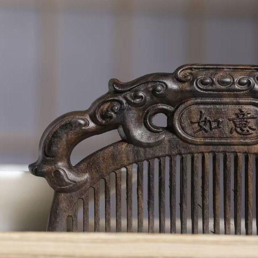 Bois Peigne chinois vintage en bois d'agar sculpté de motifs Auspicious Characters en vente