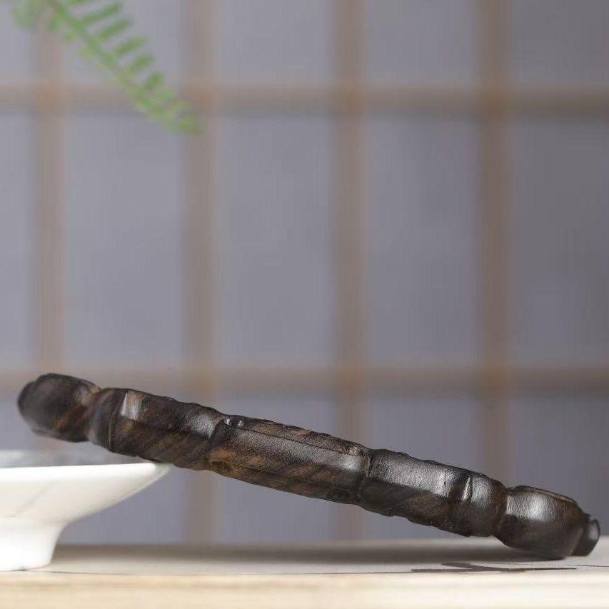 Peigne chinois vintage en bois d'agar sculpté de motifs Auspicious Characters en vente 2