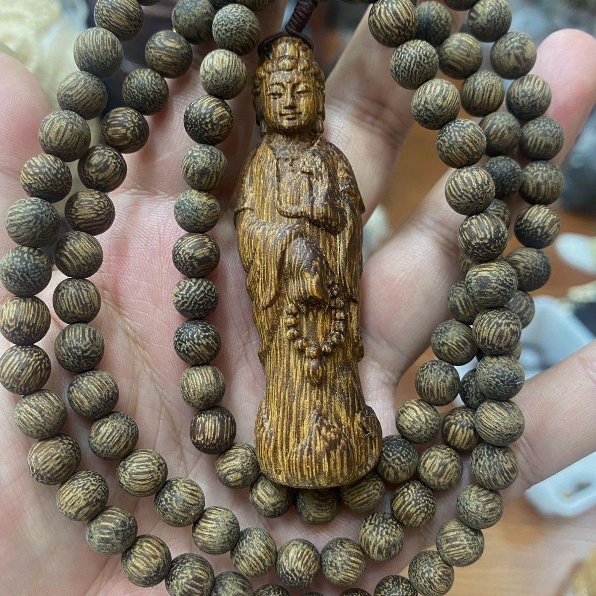 Pendentif vintage chinois Bouddha en bois d'agar avec 108 perles - Mala de méditation sculpté à la main pour la protection et la paix

Adoptez la sérénité et la tradition spirituelle avec ce pendentif bouddha sculpté en bois d'agar vintage chinois,