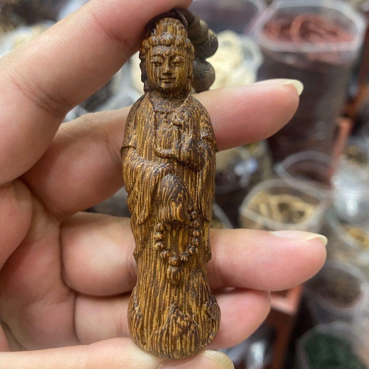 20ième siècle Pendentif de Bouddha sculpté en bois d'agate chinois avec 108 perles en vente
