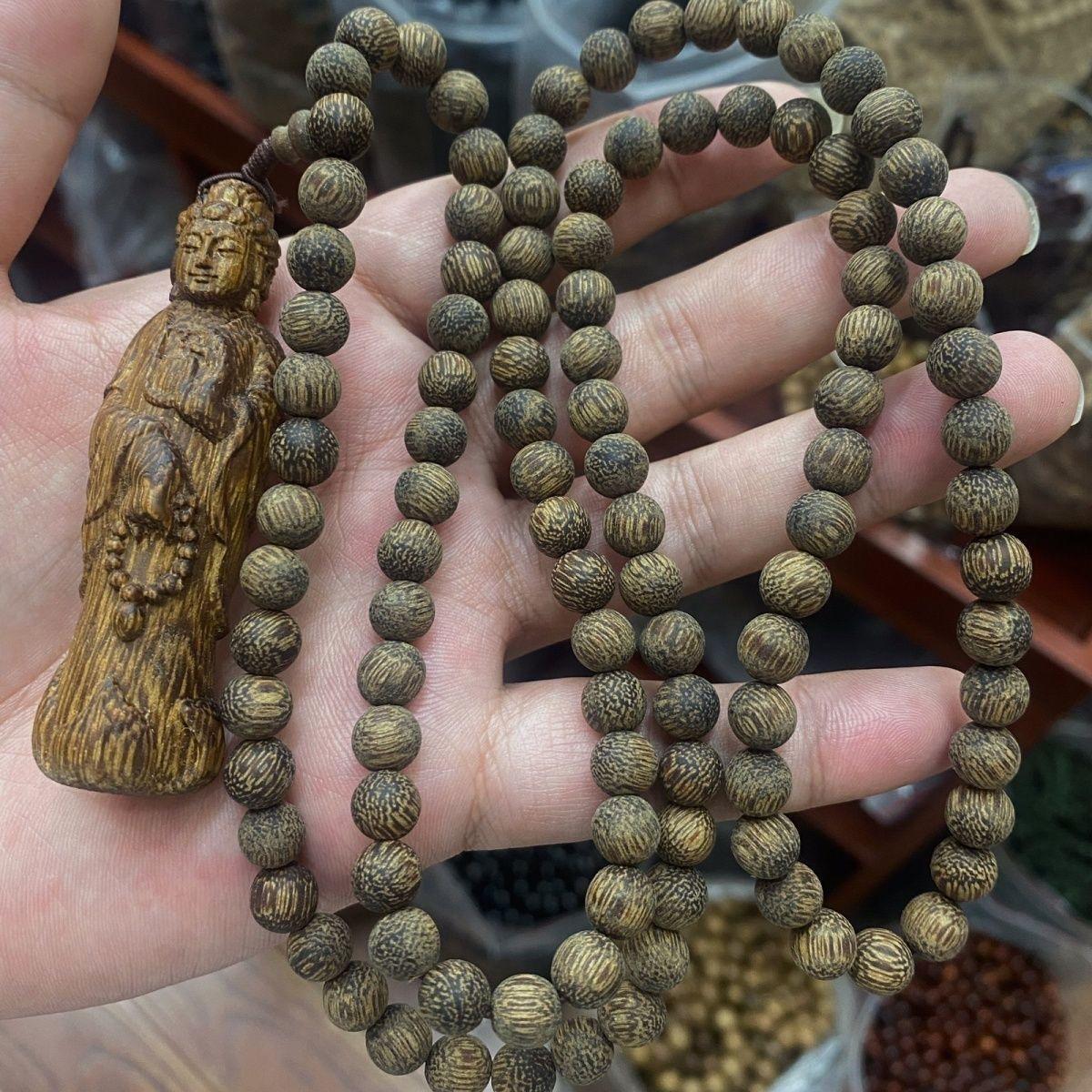 Bois Pendentif de Bouddha sculpté en bois d'agate chinois avec 108 perles en vente