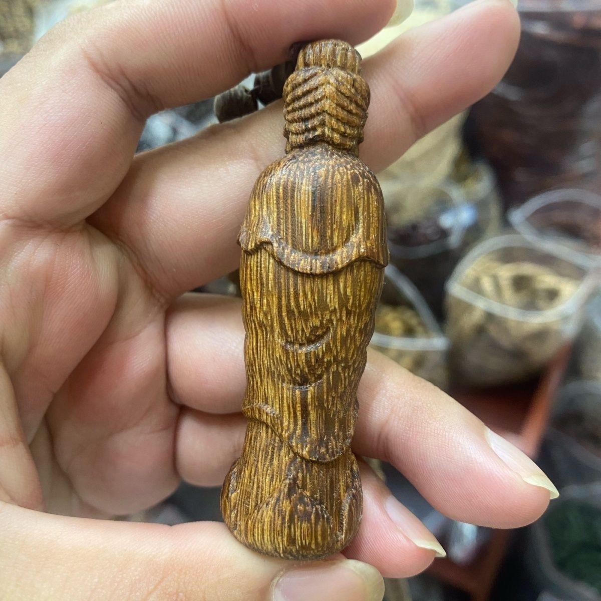 Pendentif de Bouddha sculpté en bois d'agate chinois avec 108 perles en vente 1