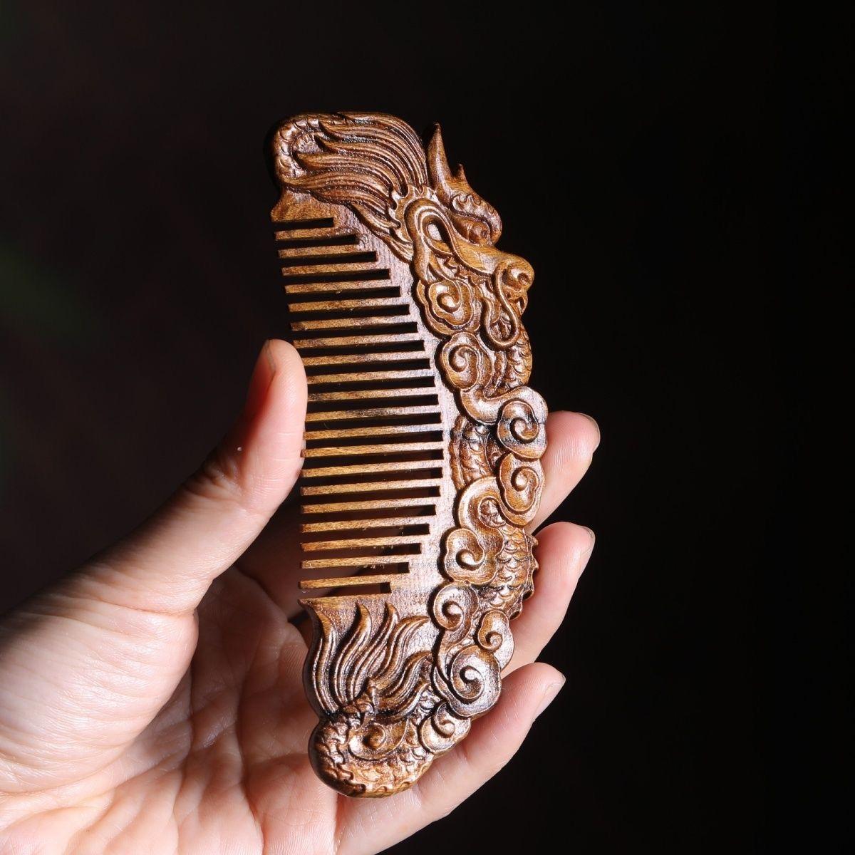 Vintage Chinese Agarwood Carving Dragon Comb - Handcrafted Symbolische Haar-Accessoire

Dieser chinesische Drachenkamm im Vintage-Stil wird in meisterhafter Handarbeit aus seltenem und duftendem Agarholz (沉香) gefertigt und zeigt ein kunstvoll