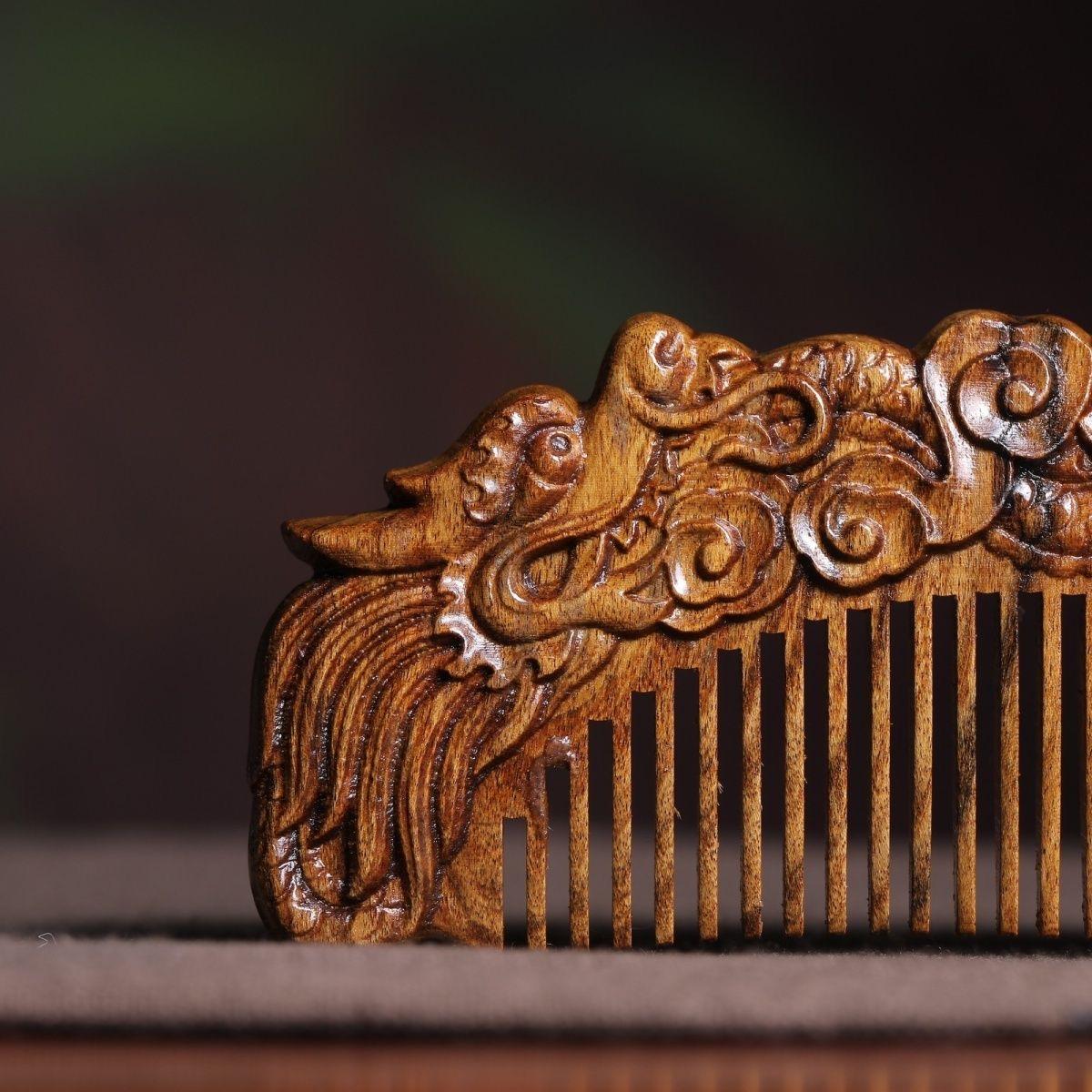 Vintage By Chinesisch Agarwood Carving Drachenkamm (20. Jahrhundert) im Angebot