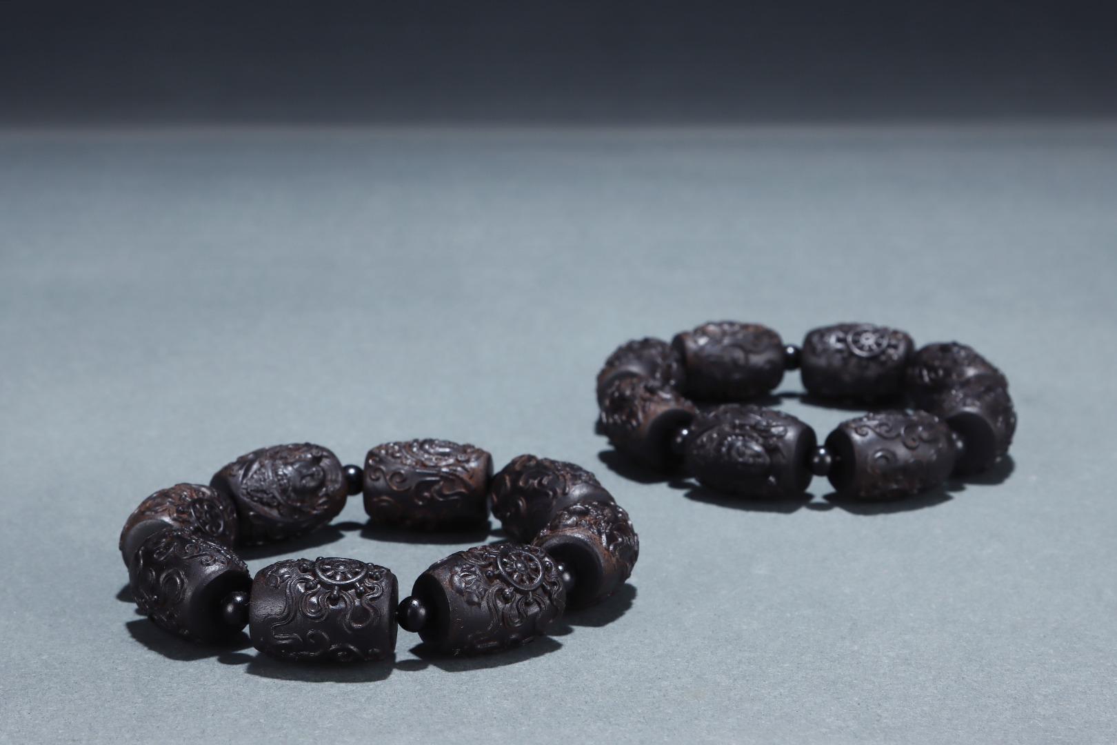 Vintage Chinese Agarwood Carving Dzi Guanyin Beads Bracelets Pair For Sale 2
