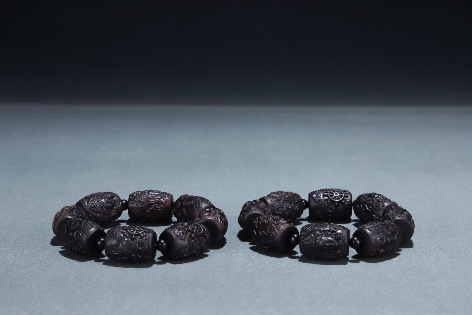 Vintage Chinese Agarwood Carving Dzi Guanyin Beads Bracelets Pair For Sale 4