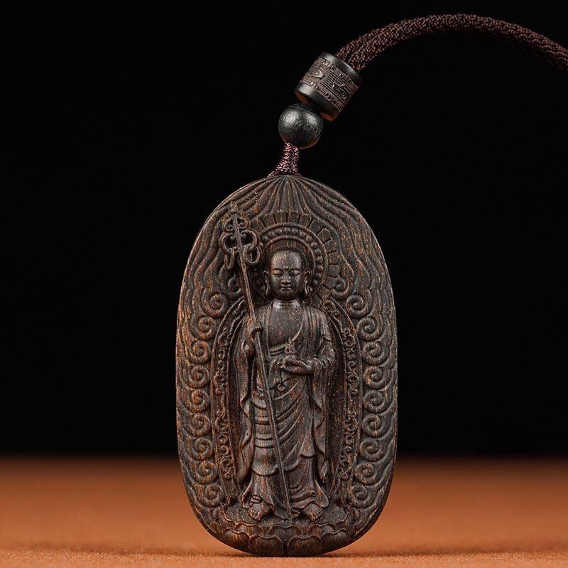 Vintage Chinese Agarwood Carving Kṣitigarbha Bodhisattva Anhänger - Handcrafted Buddhist Amulet

Dieser Anhänger aus chinesischem Agarholz im Vintage-Stil zeigt eine fein detaillierte, handgeschnitzte Darstellung des Kṣitigarbha-Bodhisattva (Dìzàng