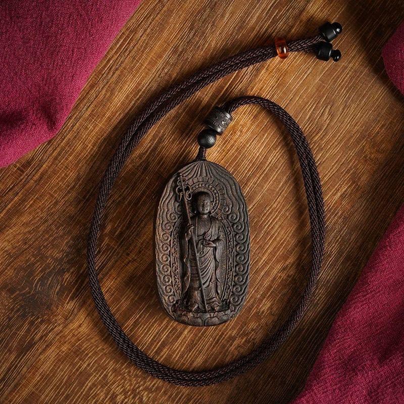 Vintage Chinese Agarwood Schnitzerei Kṣitigarbha Bodhisattva Anhänger (20. Jahrhundert) im Angebot