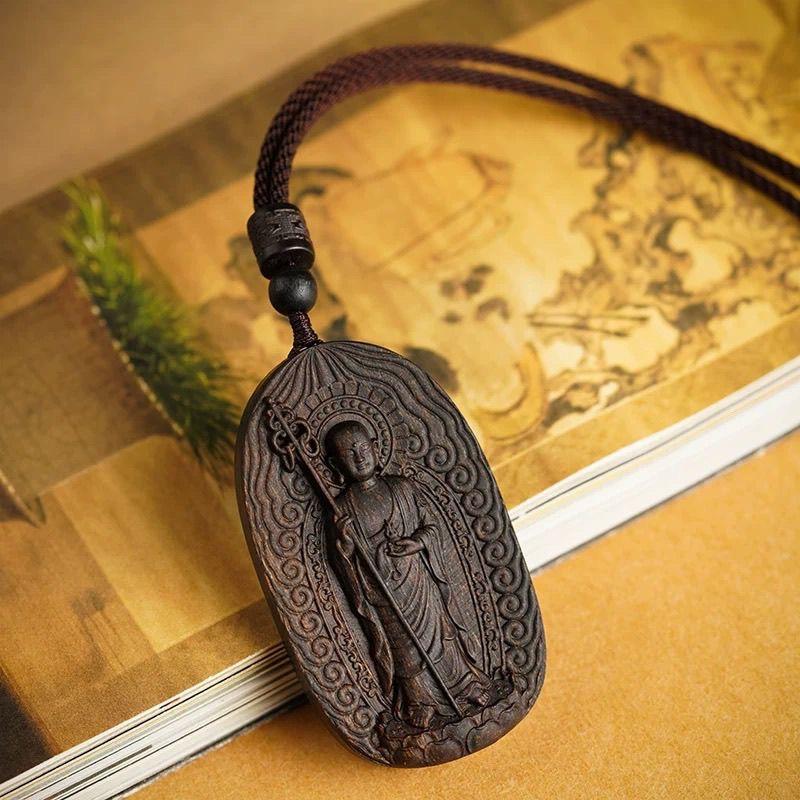 Vintage Chinese Agarwood Schnitzerei Kṣitigarbha Bodhisattva Anhänger (Holz) im Angebot