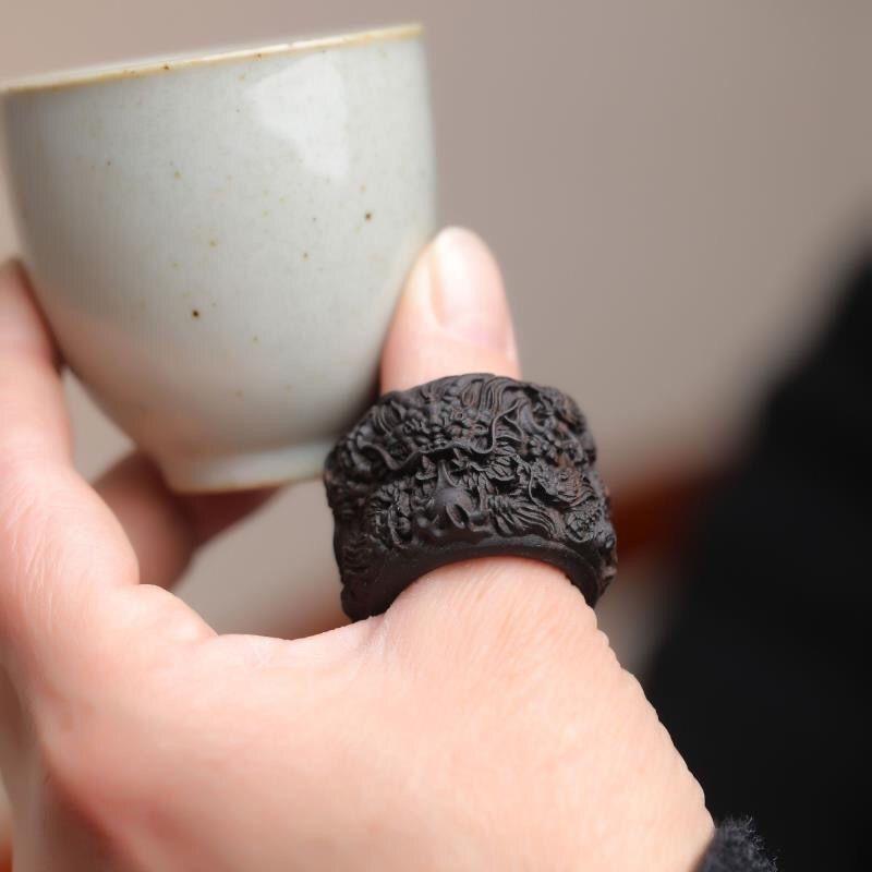 Bague vintage chinoise sculptée en bois d'agate représentant neuf dragons État moyen - En vente à 景德镇市, CN