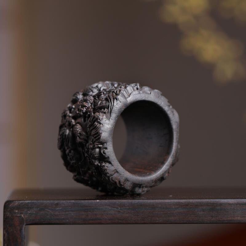 20ième siècle Bague vintage chinoise sculptée en bois d'agate représentant neuf dragons en vente