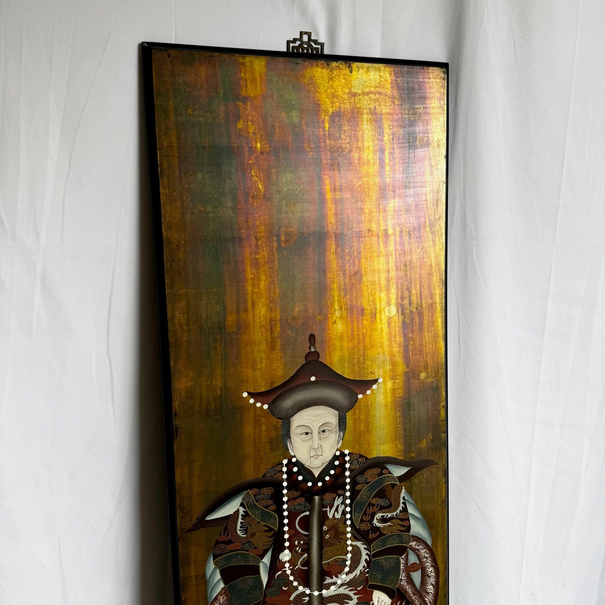 Panel de retrato de antepasado chino de época, pintado a mano sobre madera lacada con ropajes imperiales y motivos simbólicos, que capta la elegancia dinástica.
 
 Vendemos artículos tal y como se adquieren, sin restaurar ni reparar. Las piezas