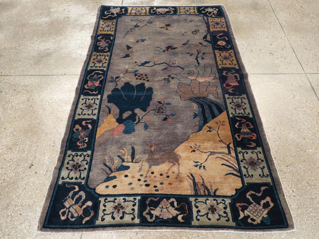 Esta alfombra Art Decó china de mediados del siglo XX, de 1,80 x 1,80 m, presenta una encantadora composición pictórica inspirada en el arte paisajístico tradicional chino. El suave campo gris está adornado con delicadas ramas en flor, mariposas