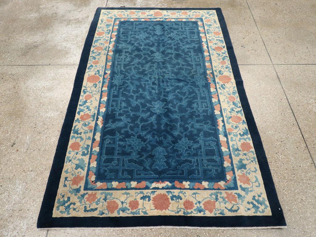 Ce tapis chinois Art déco du milieu du 20e siècle, mesurant 4' 2