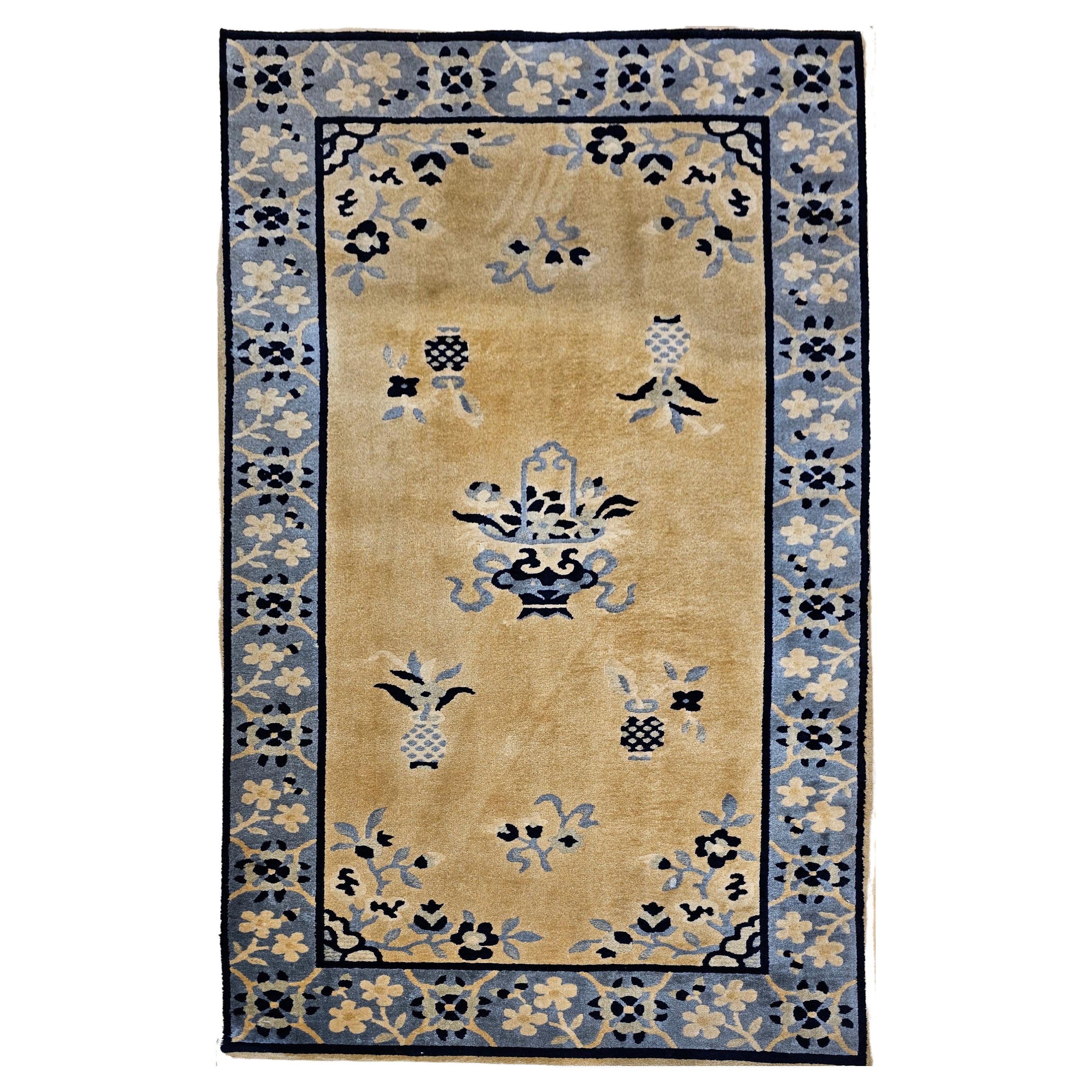 Vintage Chinese Art Deco Rug - Tan Feld mit Baby Blue Floral Border