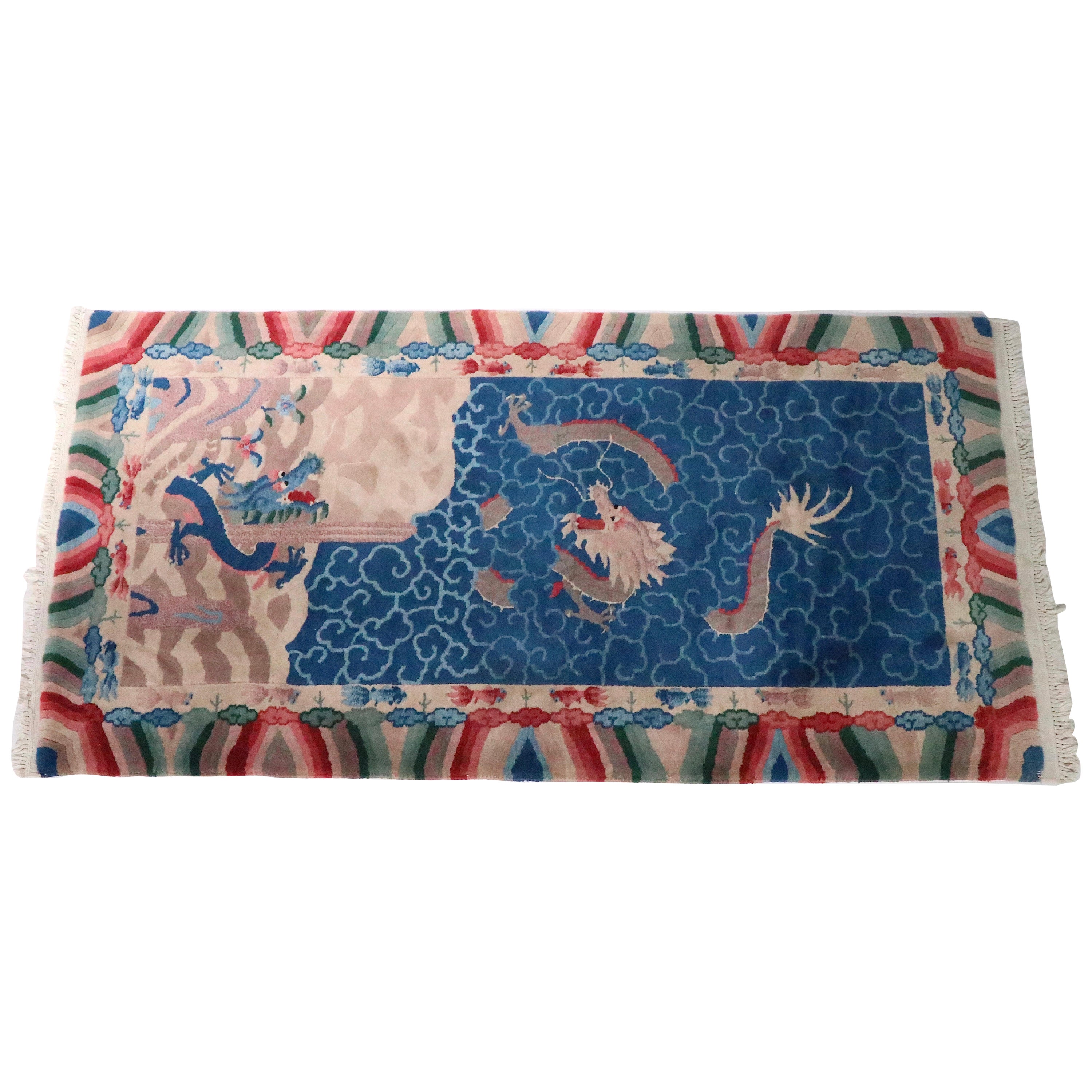 Tapis Art Déco chinois vintage à grappes avec motif impérial  Motif du dragon en vente