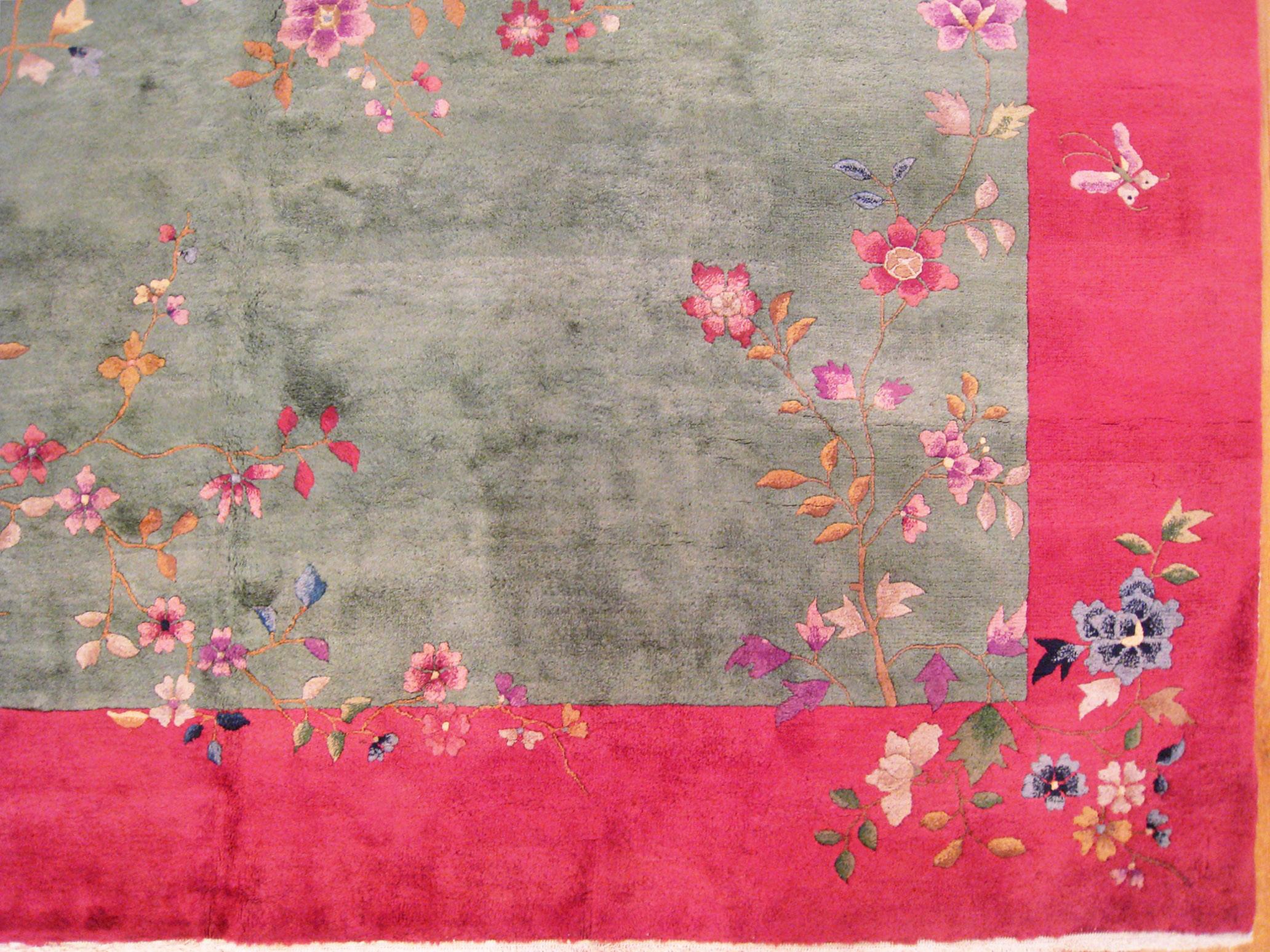 Chinesischer Art-Déco- Orientalischer Vintage-Teppich im Vintage-Stil, in Zimmergröße, mit offenem Feld und Blumen im Zustand „Gut“ im Angebot in New York, NY