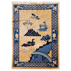 Alfombra pictórica Art Decó china vintage en campo tostado y borde celosía azul pálido