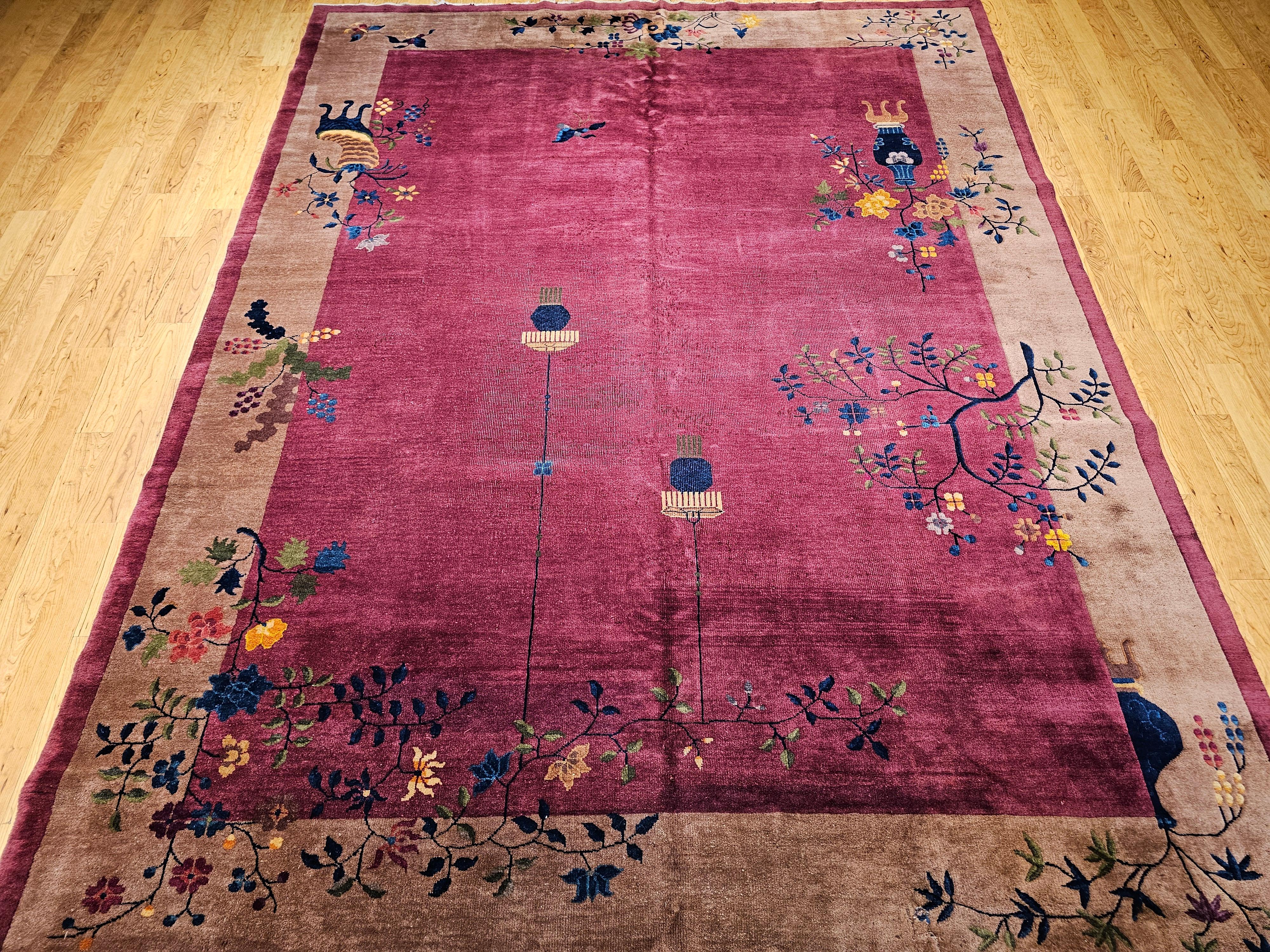 Dieser handgeknüpfte Vintage-Teppich im Art-Déco-Stil aus der Zeit um 1900 ist ein beeindruckendes Beispiel für die chinesische Kunst des frühen 20. Jahrhunderts und besticht durch sein exquisites Blumen- und Schmetterlingsmotiv, das Eleganz und