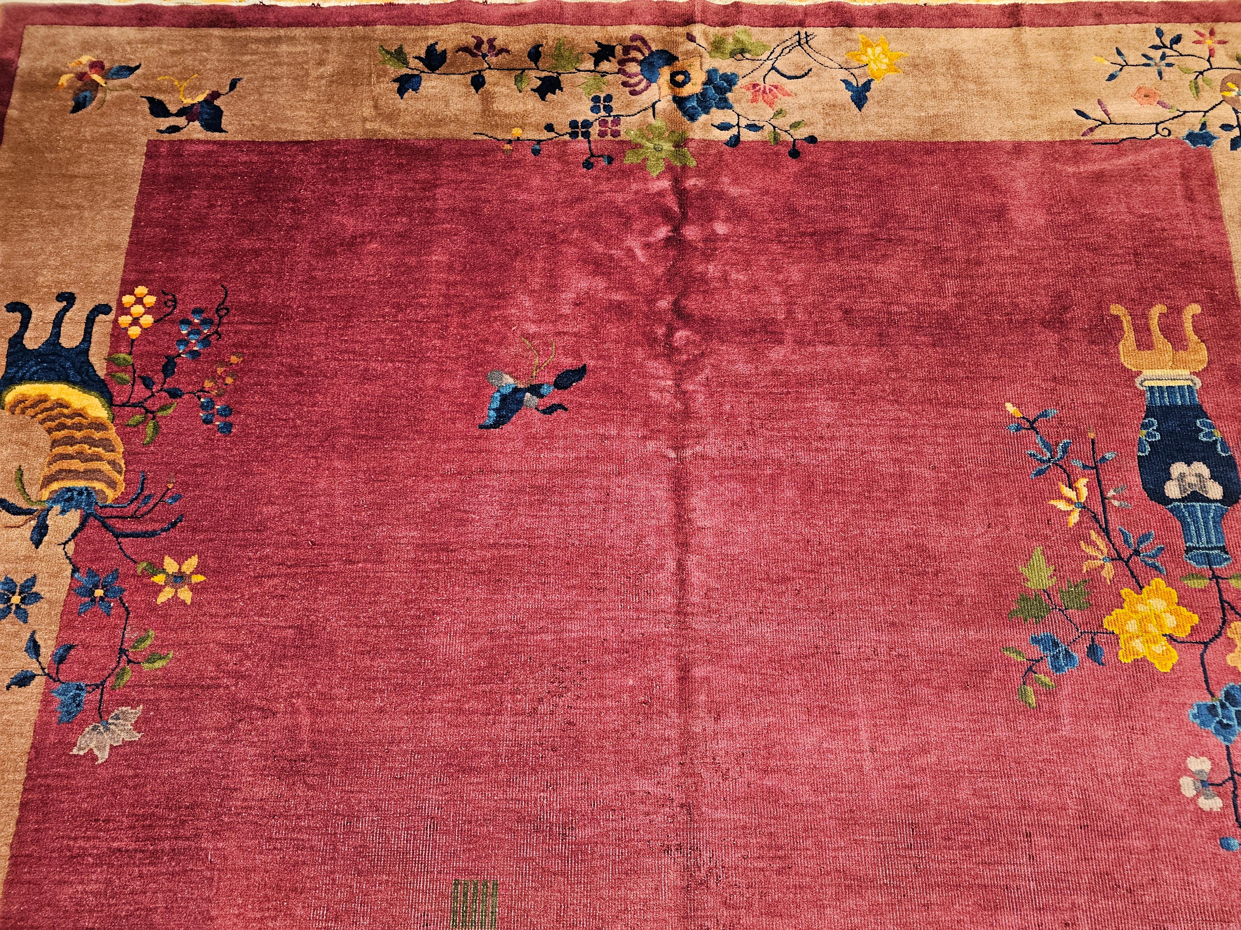 Chinesischer Art-Déco-Teppich in Zimmergröße im Vintage-Stil in Dunkel- Magenta, Taupe, Grün, Blau, Rot (Art déco) im Angebot