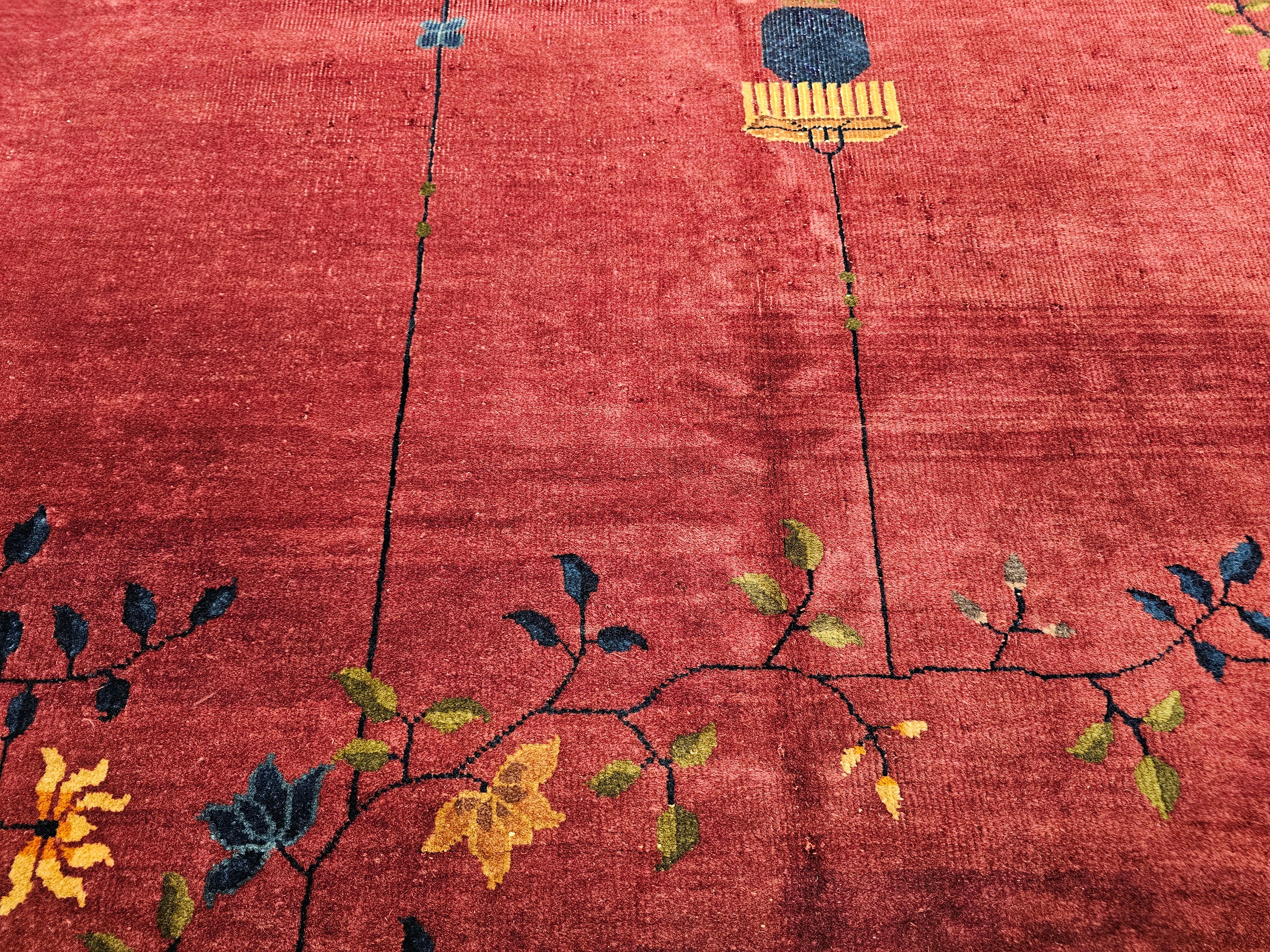 Chinesischer Art-Déco-Teppich in Zimmergröße im Vintage-Stil in Dunkel- Magenta, Taupe, Grün, Blau, Rot (20. Jahrhundert) im Angebot