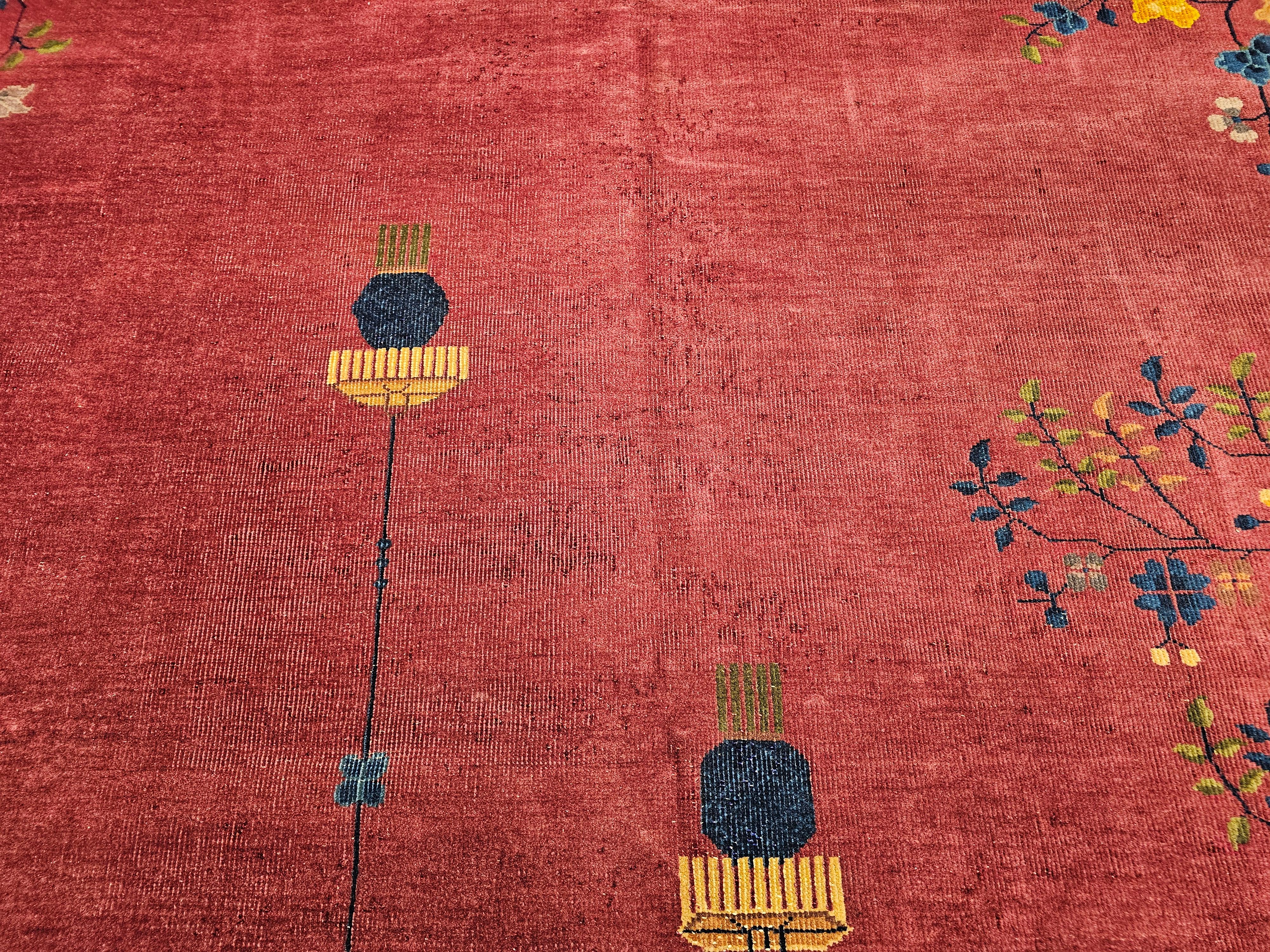 Chinesischer Art-Déco-Teppich in Zimmergröße im Vintage-Stil in Dunkel- Magenta, Taupe, Grün, Blau, Rot (Wolle) im Angebot