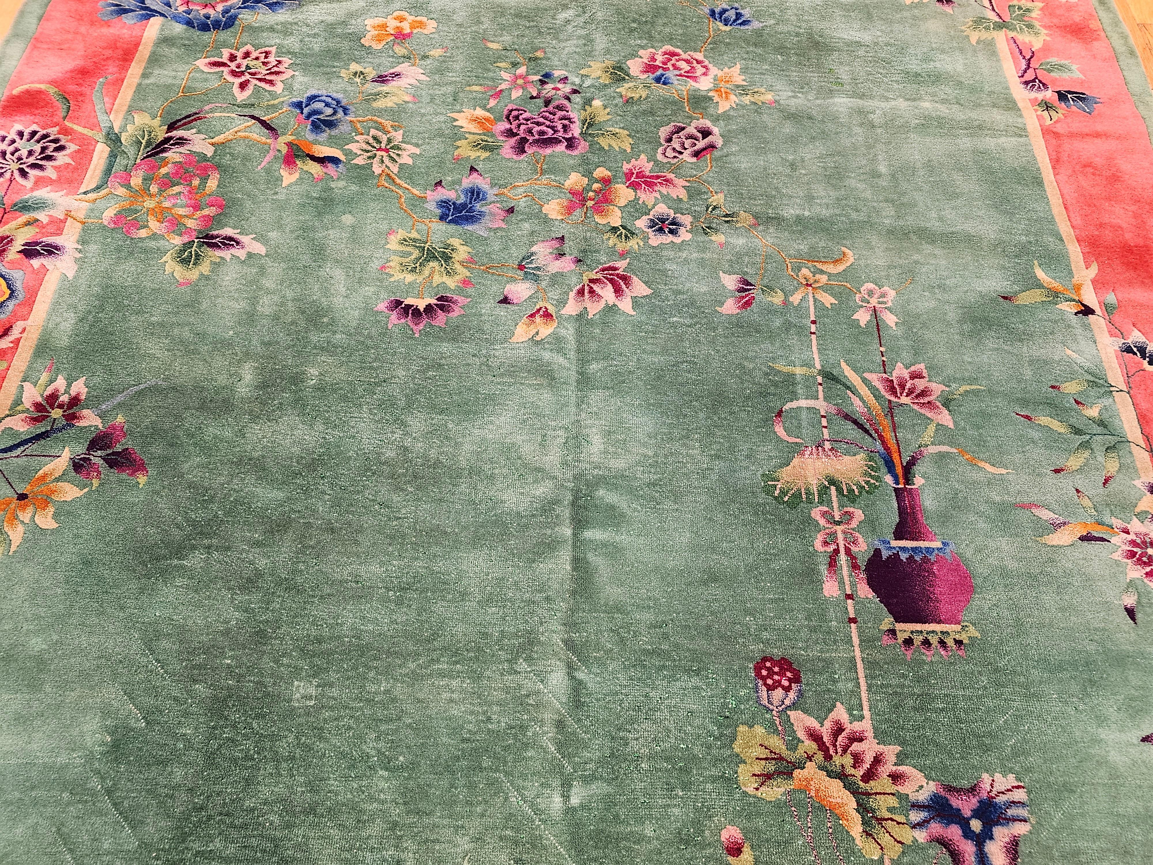 Tissé à la main Tapis Art déco chinois vintage à motif floral en vert, bleu, rose en vente