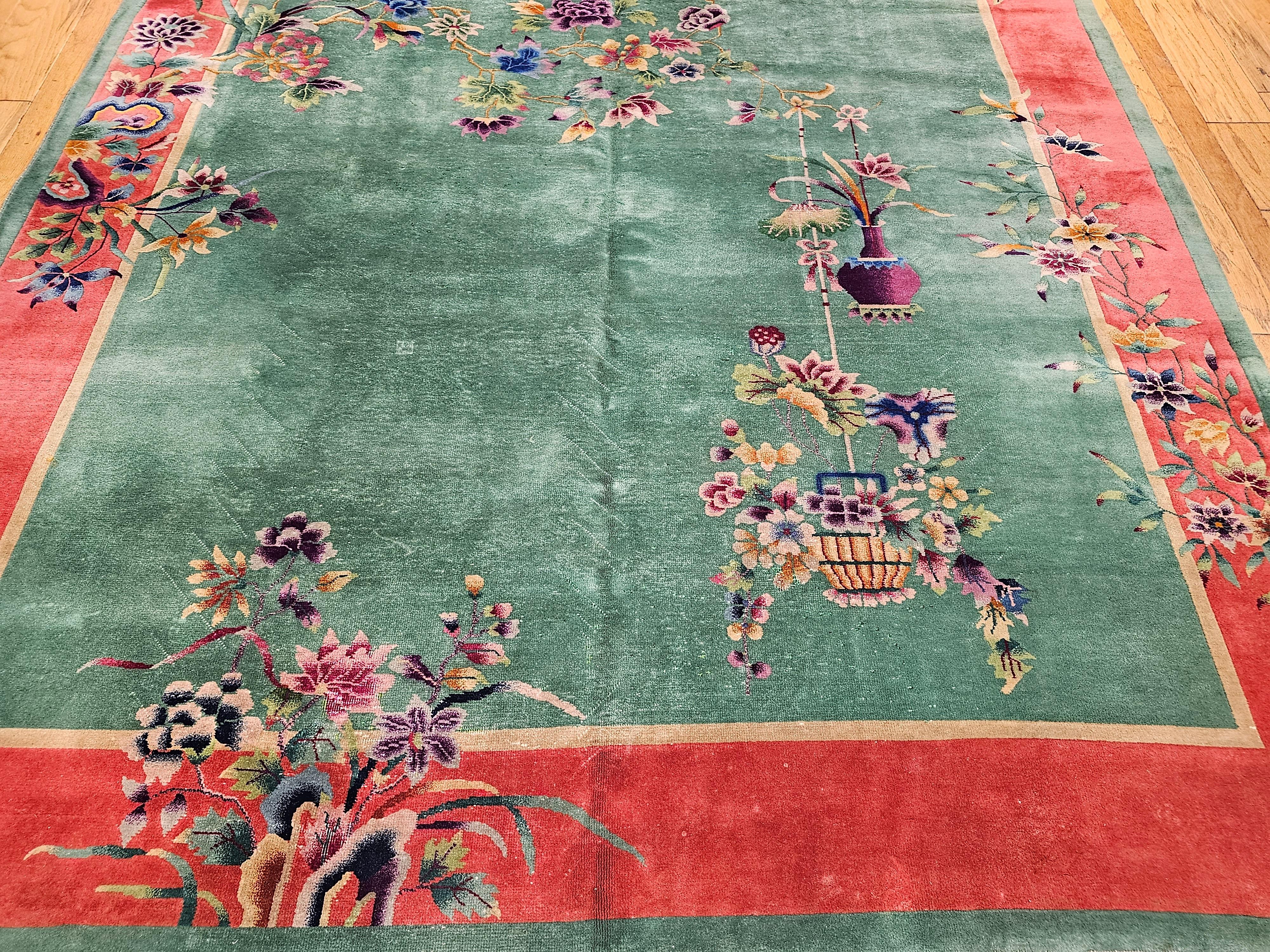 Chinesischer Art-Déco-Teppich in Zimmergröße im Vintage-Stil mit Blumenmuster in Grün, Blau, Rosa und Rosa (20. Jahrhundert) im Angebot